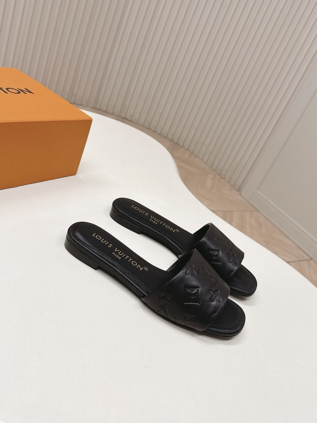 Louis Vuitton 皮面平底压花款 LV驴牌 2026系列 春夏新款高跟凉拖鞋 楦型百搭瘦脚yyds