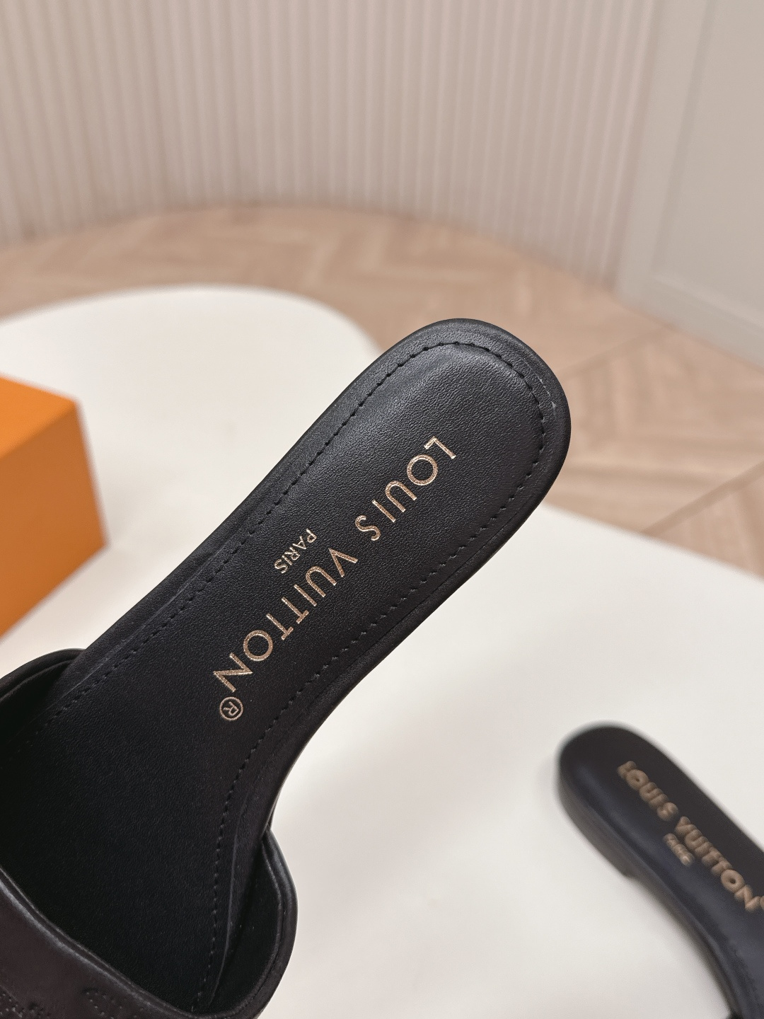 Louis Vuitton 皮面平底压花款 LV驴牌 2026系列 春夏新款高跟凉拖鞋 楦型百搭瘦脚yyds