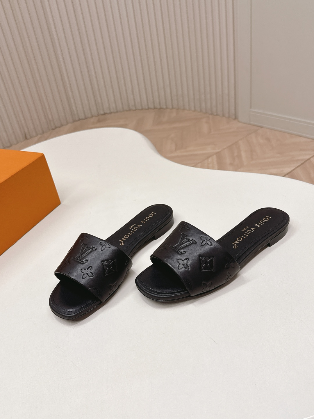 Louis Vuitton 皮面平底压花款 LV驴牌 2026系列 春夏新款高跟凉拖鞋 楦型百搭瘦脚yyds