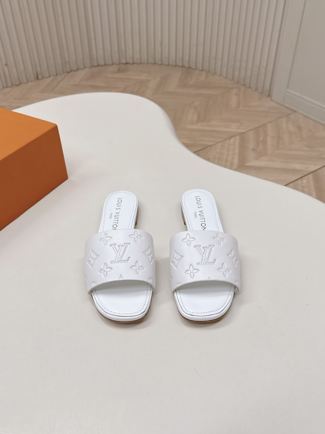 NO:747818,Leather flat embossed model from LV Donkey brand 2026 series new high-heeled sandals for spring and summer. Versatile last shape for slim feet yyds. Three-dimensional and full shape, comfortable for the upper foot. Original mold buckle hardware, very retro style, full of aura, original presbyopic design style is very classic, perfect details. Upper cowhide surface. Lining: sheepskin. Outsole: Italian genuine leather outsole. Size: 35-40 41.42 order, slippers, louis.  vuitton,louis vuitton,slippers,cowhide,sheepskin,leather soles19860909皮面平底压花款 出LV驴牌 2026系列 春夏新款高跟凉拖鞋 楦型百搭瘦脚yyds.造型立体饱满 上脚舒适 原版模具饰扣五金,非常复古风、气场十足,原版老花设计风格非常经典 细节完美  鞋面牛皮面 内里: 羊皮 大底:意大利真皮大底 Size: 35-40 41.42订,拖鞋,louis vuitton,louis vuitton,slippers,cowhide,sheepskin,Leather soles,Women's Shoes