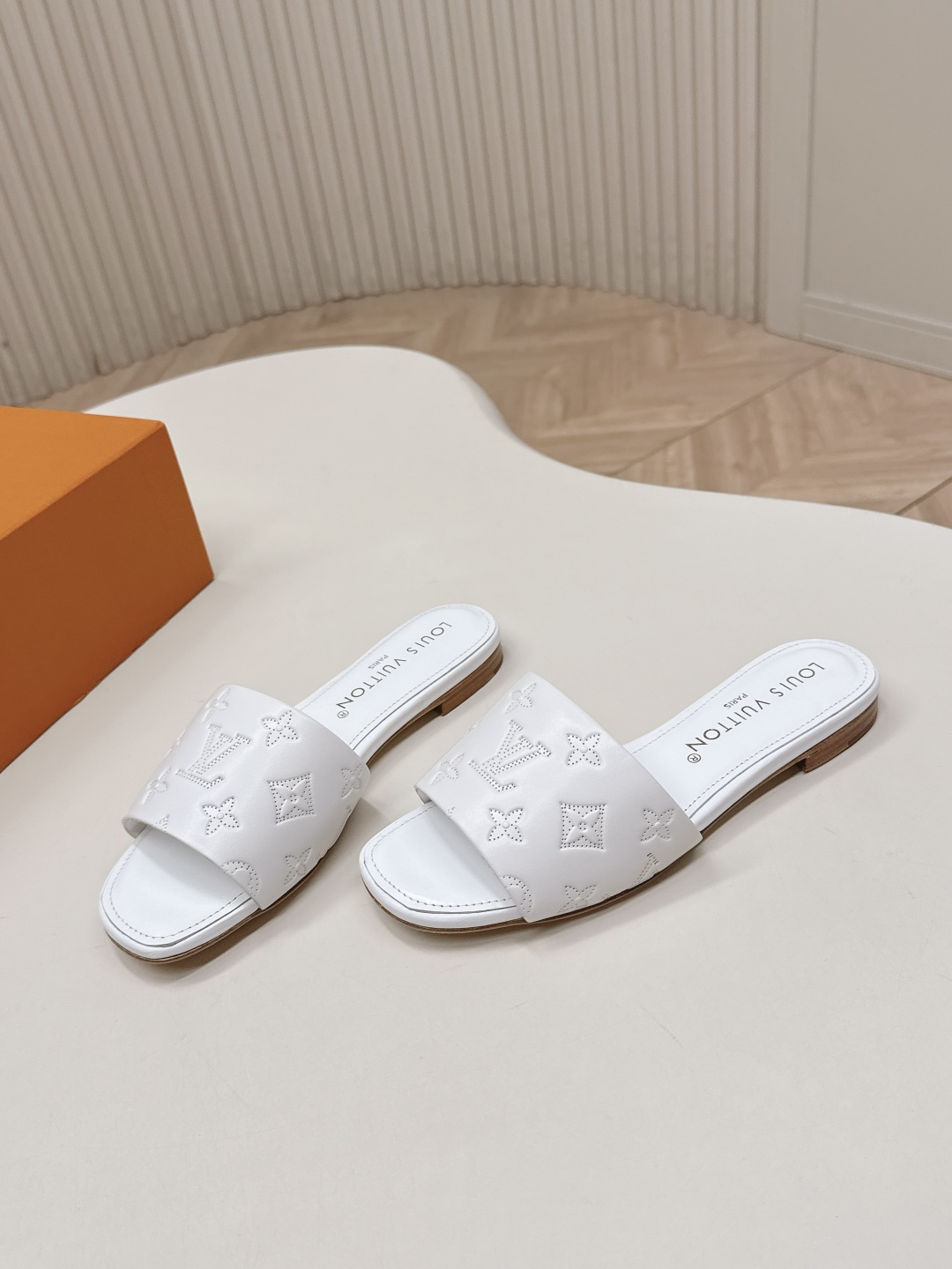 Louis Vuitton 皮面平底压花款 LV驴牌 2026系列 春夏新款高跟凉拖鞋 楦型百搭瘦脚yyds
