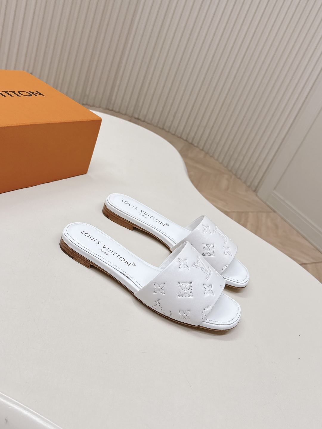 Louis Vuitton 皮面平底压花款 LV驴牌 2026系列 春夏新款高跟凉拖鞋 楦型百搭瘦脚yyds