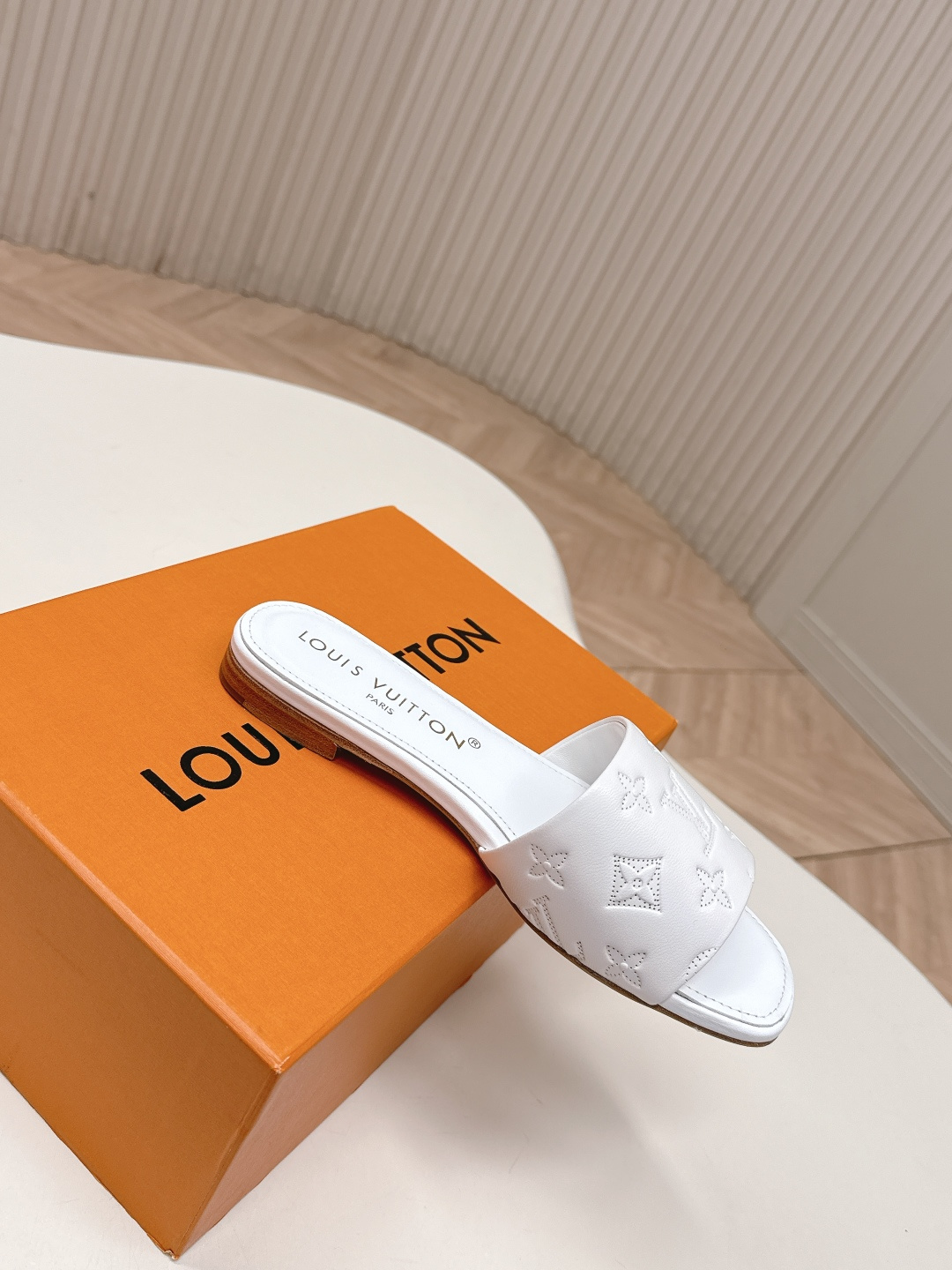 Louis Vuitton 皮面平底压花款 LV驴牌 2026系列 春夏新款高跟凉拖鞋 楦型百搭瘦脚yyds