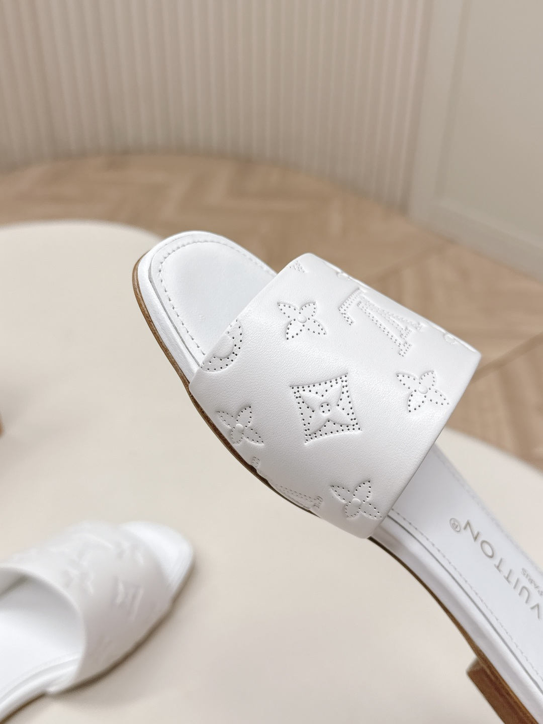 Louis Vuitton 皮面平底压花款 LV驴牌 2026系列 春夏新款高跟凉拖鞋 楦型百搭瘦脚yyds