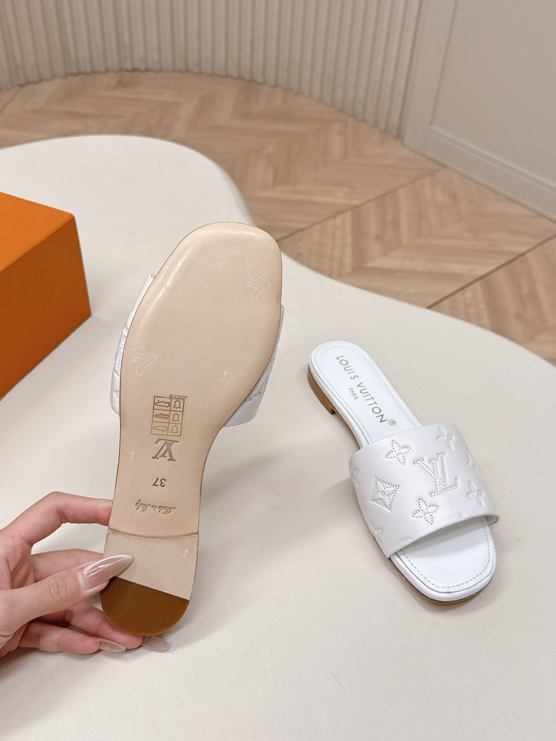 Louis Vuitton 皮面平底压花款 LV驴牌 2026系列 春夏新款高跟凉拖鞋 楦型百搭瘦脚yyds