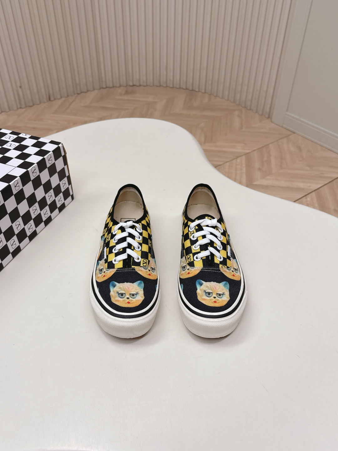 NO:747822,Out of the couple's Valentino X Vans joint model Valentino  Original custom chessboard printed canvas upper, canvas lining, original molded outsole, heel height 3.5cm, size female 35-42, male 39-46 (female 41.42, male 45.46 customized), casual shoes/sports shoes, valentino, valentino, sneakers19860909出 情侣款Valentino X Vans联名款 华伦天奴X万斯 | 专柜最新爆款休闲运动鞋系列 原版购入开发做货本款VT华伦合作款休闲运动鞋,风格简约而不失格调,纯净白色基底搭配清新绿与柔和米色,独特的印花设计彰显个性.每一处细节都诉说着时尚与品质,穿上它,踏出自信步伐,开启潮流之旅 ！ 鞋面原版定制棋盘印花帆布 内里帆布 大底原版开模组合大底 跟高3.5cm 码数女35-42男39-46（女41.42男45.46定制）,休闲鞋/运动鞋,valentino,valentino,sneakers,Women's Shoes