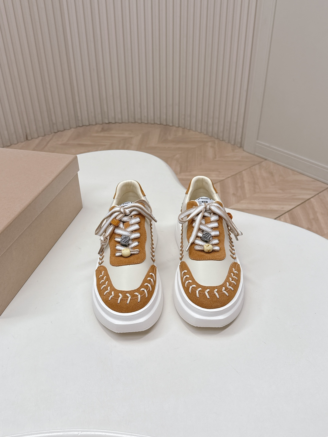 NO:745205,ASH Aixi Niche ~ 2026 vs early spring internet celebrity popular thick-soled woven casual shoes...Warm Day Caramel 'Cloud Weaving' series Original purchase, development and production ASH has a unique American retro style, with a solid leather shoe body and a versatile appearance with a retro atmosphere. It is based on classic white shoes and is embellished with genuine leather weaving technology on the upper. Each hand-woven pattern records the temperature of the craftsmanship and is loved by many fashion celebrities. BLACKPINKRose  More often worn in private outfits, ASH Aixi shoes are neat and stylish... The fabric is original customized cowhide/cow leather, the lining is original customized sheepskin, the foot pads are original customized sheepskin, the outsole is original molded TPU foam combination sole, the packaging is the original full set of packaging, the code number is 35-39 (40. Customization is not returnable),,cowhide,sheepskin19860909ASH艾熙小众～2026vs早春网红爆款厚底编织休闲鞋…暖日焦糖「云织」系列  原版购入开发 做货 ASH富有独特美式复古风格,以扎实的皮革鞋身与复古氛围的百搭外型,以经典白鞋为基础,用真皮编织工艺在鞋面点缀,每一道手工编织的纹路都记录着手艺的温度,获得许多时尚名人的喜爱,BLACKPINKRose 更经常于私下穿搭中穿戴 ASH艾熙鞋款,俐落有型… 面料原版定制牛皮/牛猄 内里原版定制羊皮 垫脚原版定制羊皮 大底原版开模TPU发泡组合底 包装原版全套包装 码数35-39（40.定制不退换）,,cowhide,sheepskin,Men's shoes