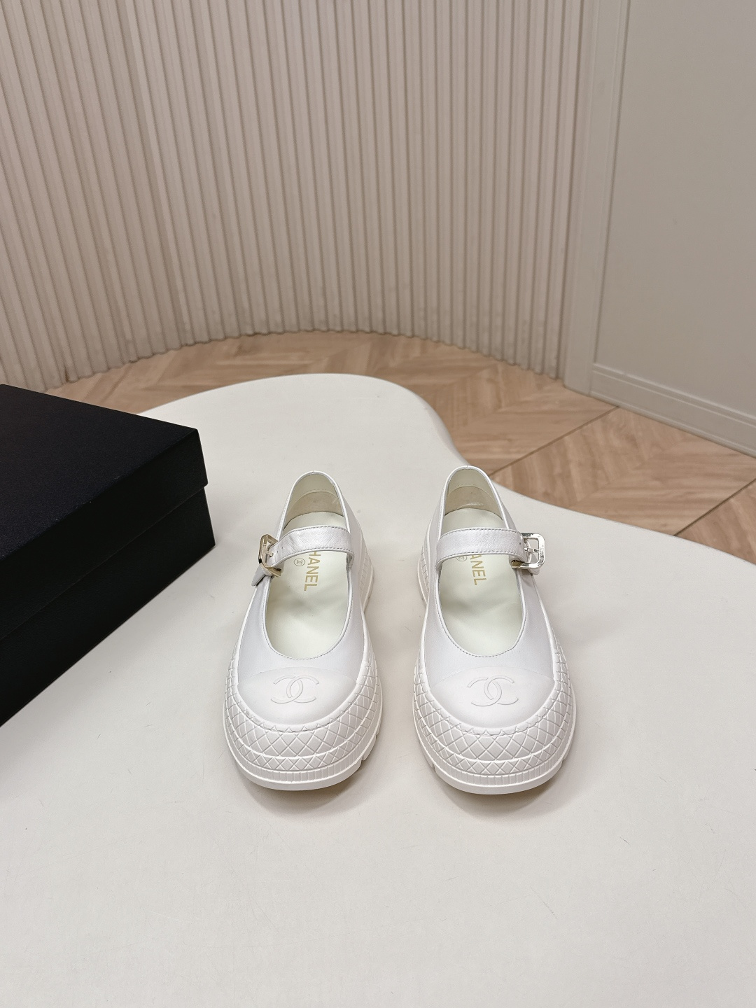 NO:748077,Chanel Chanel 26c Mary Jane King Style | Black and White Double Shams. Classic and user-friendly design. The flat and thick-soled design has its own invisible height increase. It will not tire your feet all day long. It completely breaks the curse of 'looking good but not practical'. The black model is classic and will never go out of style. The double C embossing on the toe is low-key and noble. Paired with jeans, it will look sweet and cool. Paired with a small suit, it will look smart when commuting. For those in the workplace, close your eyes!  The white model is gentle to the core, and the creamy texture comes with a French filter. When worn with a floral skirt, the white socks make a girl full of energy and full of spring atmosphere. The lambskin material is soft and does not rub the feet at all. The metal buckle of the one-line strap can also fine-tune the tightness. It is also very friendly to sisters with wide feet and high insteps. Whether it is daily shopping, commuting to work, or dating and visiting stores, this pair can be easily held. It is really a universal shoe that can be worn from spring to autumn!  This year’s natal Mary Jane has to be it. No matter how you match the black and white color scheme, you can’t go wrong with it. You won’t lose if you close your eyes~ All matching materials, sizes 35-40, Mary Jane, chanel, chanel, mary jane, skirts, jeans, business suit, sheepskin, socks19860909香奈儿 Chanel 26c玛丽珍 王炸款|黑白双煞封神 经典加人性化设计,平底厚底的设计自带隐形增高,暴走一天都不累脚,完全打破'好看不实用'的魔咒 黑色款经典永不过时,鞋头双C压纹低调显贵,搭配牛仔裤是甜酷辣妹,配小西装通勤又干练,职场人闭眼冲! 白色款温柔到骨子里,奶fufu的质感自带法式滤镜,搭碎花裙,白袜子就是元气少女,春日氛围感拉满 小羊皮的材质软乎乎的,完全不磨脚,一字带的金属扣还能微调松紧,对宽脚,高脚背姐妹也超友好~不管是日常逛街,通勤上班,还是约会探店,这双都能轻松hold住,真的是从春天穿到秋天的万能鞋! 今年的本命玛丽珍非它莫属,黑白配色怎么搭都不出错,闭眼入不亏~全对版材质 35-40码,玛丽珍,chanel,chanel,mary jane,skirts,jeans,business suit,sheepskin,socks,Women's Shoes