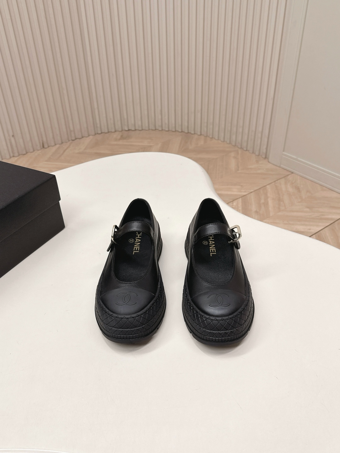 NO:749212,, Chanel Chanel 26c Mary Jane King Style | Black and White Double Shams. Classic and user-friendly design. The flat and thick bottom design has its own invisible height increase. It will not tire your feet all day long. It completely breaks the curse of 'looking good but not practical'. The black model is classic and timeless. The double C embossing on the toe box is low-key and noble. It looks sweet and cool when paired with jeans. It is also smart when commuting with a small suit. Workplace people can rush in with their eyes closed!  The white model is gentle to the core, and the creamy texture comes with a French filter. When worn with a floral skirt, the white socks make a girl full of energy and full of spring atmosphere. The lambskin material is soft and does not rub the feet at all. The metal buckle of the one-line strap can also fine-tune the tightness. It is also very friendly to sisters with wide feet and high insteps. Whether it is daily shopping, commuting to work, or dating and visiting stores, this pair can be easily held. It is really a universal shoe that can be worn from spring to autumn!  This year’s natal Mary Jane has to be it. No matter how you match the black and white color scheme, you can’t go wrong with it. You won’t lose money if you close your eyes ~ All matching materials, code number 35-40 (40 customized, non-refundable), Mary Jane, chanel, chanel, mary jane, skirts, jeans, business suit, sheepskin, socks19860909,香奈儿 Chanel 26c玛丽珍 王炸款|黑白双煞封神 经典加人性化设计,平底厚底的设计自带隐形增高,暴走一天都不累脚,完全打破'好看不实用'的魔咒 黑色款经典永不过时,鞋头双C压纹低调显贵,搭配牛仔裤是甜酷辣妹,配小西装通勤又干练,职场人闭眼冲! 白色款温柔到骨子里,奶fufu的质感自带法式滤镜,搭碎花裙,白袜子就是元气少女,春日氛围感拉满 小羊皮的材质软乎乎的,完全不磨脚,一字带的金属扣还能微调松紧,对宽脚,高脚背姐妹也超友好~不管是日常逛街,通勤上班,还是约会探店,这双都能轻松hold住,真的是从春天穿到秋天的万能鞋! 今年的本命玛丽珍非它莫属,黑白配色怎么搭都不出错,闭眼入不亏~全对版材质 码数35-40（40定制不退换）,玛丽珍,chanel,chanel,mary jane,skirts,jeans,business suit,sheepskin,socks,Women's Shoes