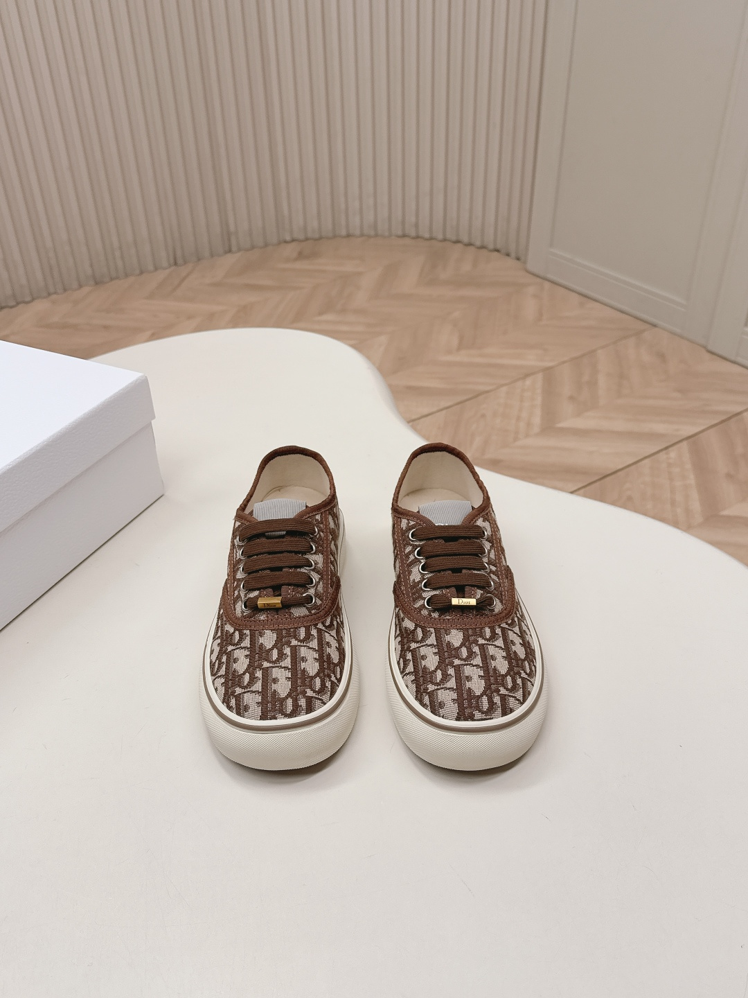 NO:750403,Top version (can be compared with the original version) Dior Saltwind series retro presbyopia lace canvas shoes couple casual sneakers sneakers. This Dior Saltwind sneaker designed by Jonathan Anderson is fashionable and chic, a new interpretation of the classic nautical style shoe. Decorated with Oblique print, embellished with white lace to enhance the style, with round toe and grosgrain topstitch details, unique, lightweight and comfortable, it is Dior  A new classic item. It can be matched with all kinds of men's or women's styles, showing a fashionable and simple style. Exquisite packaging at the delivery counter. Fabric: Original customized high-density canvas material. Customized high-density canvas inside. Original molded anti-slip rubber material for the sole (two-color outsole). Sole thickness 3.5CM. Size: Women's 35-41 (41 customized), casual shoes/sports shoes, dior, dior, sneakers.19860909顶版(可对比原版) Dior迪奥 Saltwind 系列 复古 老花 蕾丝 帆布鞋 情侣款 休闲 运动鞋 板鞋 这款乔纳森·安德森 (Jonathan Anderson) 设计的 Dior Saltwind 运动鞋时尚别致,全新演绎经典航海风鞋款.饰以 Oblique 印花,点缀以白色蕾丝提升格调,搭配圆形鞋头和罗缎缉面线细节,别具一格,款式轻盈舒适,是 Dior 的全新经典单品.可与各式男装或女装造型搭配,彰显时尚简约的风范 配送专柜精美包装 面料:原版定制高密度帆布材质 内里定制高密度帆布 鞋底原版开模防滑橡胶材质（双色大底） 底厚3.5CM Size : 女款35-41（41定制）,休闲鞋/运动鞋,dior,dior,sneakers,Women's Shoes