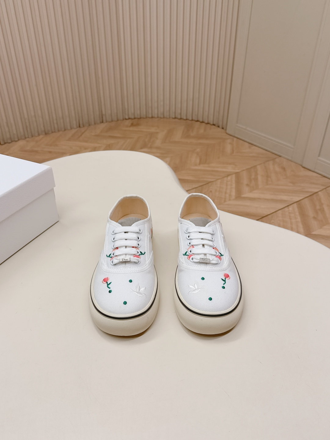 NO:745208,Top version (can be compared with the original version) Dior Saltwind series retro presbyopia lace canvas shoes couple casual sneakers sneakers. This Dior Saltwind sneaker designed by Jonathan Anderson is fashionable and chic, a new interpretation of the classic nautical style shoe. Decorated with Oblique print, embellished with white lace to enhance the style, with round toe and grosgrain topstitch details, unique, lightweight and comfortable, it is Dior  A new classic item. It can be matched with all kinds of men's or women's styles, showing a fashionable and simple style. Exquisite packaging at the delivery counter. Fabric: Original customized high-density canvas material. Customized high-density canvas inside. Original molded non-slip rubber sole material (two-color outsole). Bottom thickness 3.5CM. Size: Women's 35-41 (41 customized), dior, dior, sneakers19860909顶版(可对比原版) Dior迪奥 Saltwind 系列 复古 老花 蕾丝 帆布鞋 情侣款 休闲 运动鞋 板鞋 这款乔纳森·安德森 (Jonathan Anderson) 设计的 Dior Saltwind 运动鞋时尚别致,全新演绎经典航海风鞋款.饰以 Oblique 印花,点缀以白色蕾丝提升格调,搭配圆形鞋头和罗缎缉面线细节,别具一格,款式轻盈舒适,是 Dior 的全新经典单品.可与各式男装或女装造型搭配,彰显时尚简约的风范 配送专柜精美包装 面料:原版定制高密度帆布材质 内里定制高密度帆布 鞋底原版开模防滑橡胶材质（双色大底） 底厚3.5CM Size : 女款35-41（41定制）,,dior,dior,sneakers,Men's shoes