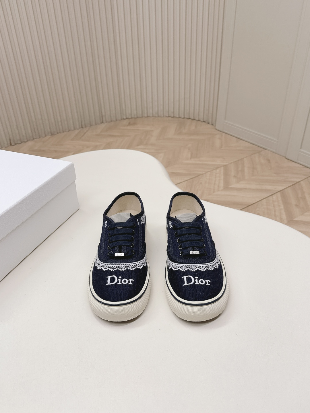 NO:745177,Top version (can be compared with the original version) Dior Saltwind series retro presbyopia lace canvas shoes casual sneakers sneakers. This Dior Saltwind sneaker designed by Jonathan Anderson is fashionable and chic, a new interpretation of the classic nautical style shoe. Decorated with Oblique print, embellished with white lace to enhance the style, with round toe and grosgrain topstitch details, unique, light and comfortable style, Dior  A new classic item. It can be matched with all kinds of men's or women's styles, showing a fashionable and simple style. Exquisite packaging at the delivery counter. Fabric: Original customized high-density canvas material. Customized high-density canvas inside. Original molded non-slip rubber sole material (two-color outsole). Bottom thickness 3.5CM. Size: Women's 35-41 (41 customized), dior, dior, sneakers19860909顶版(可对比原版) Dior迪奥 Saltwind 系列 复古 老花 蕾丝 帆布鞋 休闲 运动鞋 板鞋 这款乔纳森·安德森 (Jonathan Anderson) 设计的 Dior Saltwind 运动鞋时尚别致,全新演绎经典航海风鞋款.饰以 Oblique 印花,点缀以白色蕾丝提升格调,搭配圆形鞋头和罗缎缉面线细节,别具一格,款式轻盈舒适,是 Dior 的全新经典单品.可与各式男装或女装造型搭配,彰显时尚简约的风范 配送专柜精美包装 面料:原版定制高密度帆布材质 内里定制高密度帆布 鞋底原版开模防滑橡胶材质（双色大底） 底厚3.5CM Size : 女款35-41（41定制）,,dior,dior,sneakers,Men's shoes