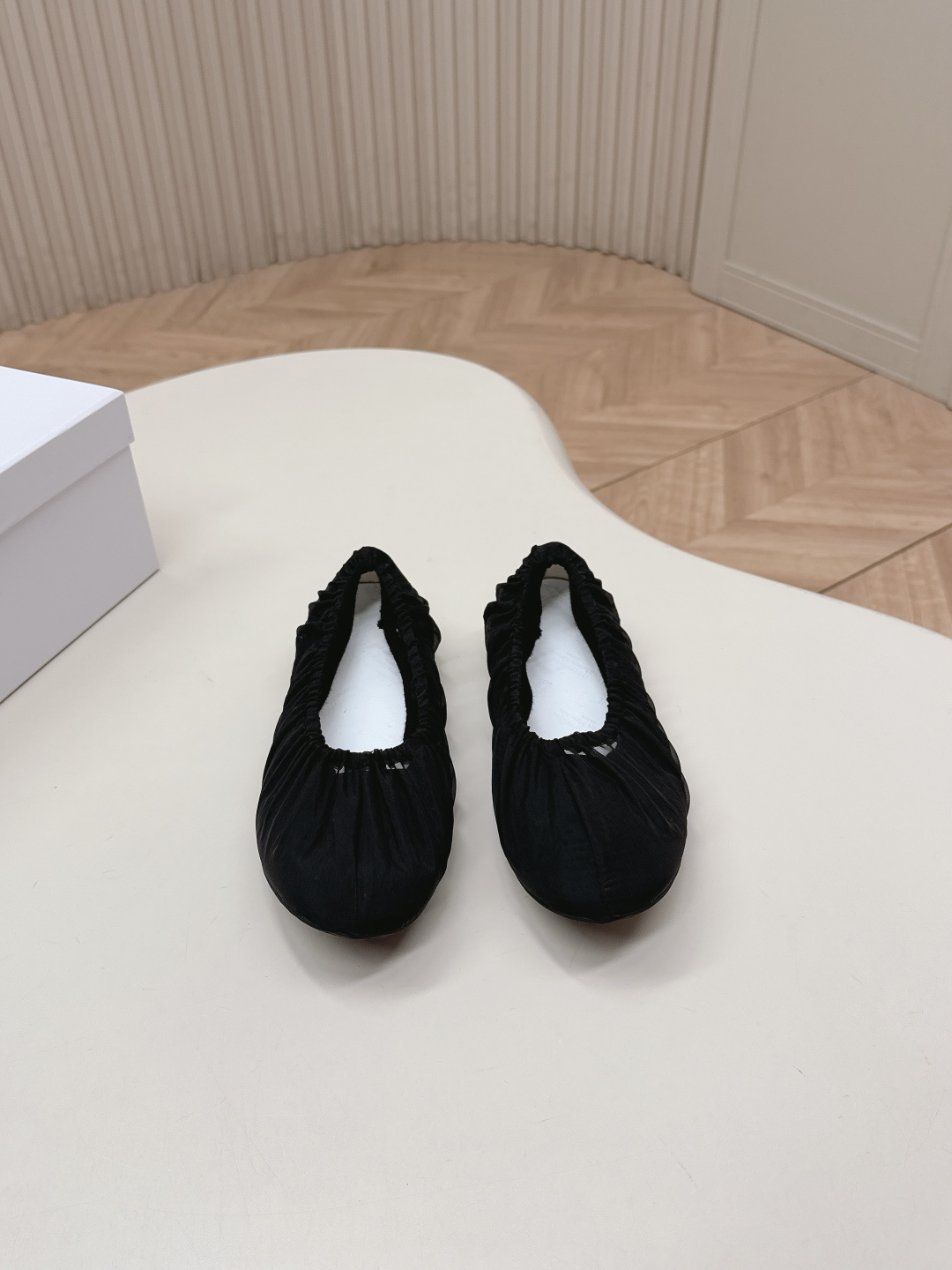 NO:749216,, Maison Margiela (Margiela) mm6 26 spring new classic pleated ballet shoes, the shoes adopt the iconic pleat design, and there are elastic elastic bands at the shoe opening to form a 'shoe cover' effect. They are Margiela's most recognizable ballet flat shoe style. The upper material is soft lambskin with mesh, which has a delicate touch and is comfortable on the feet. It is in line with the brand's design philosophy of 'relaxation' and 'minimalist aesthetics'.  The classic and versatile round-toe shallow-mouth design is suitable for matching with skirts, jeans, wide-leg pants, etc., suitable for commuting or leisure scenes. The high-comfort glass rubber outsole and soft-soled design are light for walking and not easy to fatigue when worn for a long time. This is a high-end fashion item with both design and practicality. It is the representative work of Margiela's iconic 'shoe overshoes' series and is deeply loved by fashion lovers. Size 35-41 comes with original packaging and white airplane box, ballet shoes, masion margiela, masion  margiela,flats,skirts,jeans,sheepskin19860909,Maison Margiela（马吉拉）mm6 26春新款 经典褶皱芭蕾舞鞋,鞋款采用标志性的 褶皱设计,鞋口处有弹性松紧带,形成“鞋套”效果,是马吉拉最具辨识度的芭蕾平底鞋款式. 鞋面材质为柔软小羊皮配网布、触感细腻,上脚舒适,符合品牌“松弛感”与“极简美学”的设计哲学. 经典百搭圆头浅口设计,适合搭配裙装、牛仔裤、阔腿裤等,通勤或休闲场景皆宜. 舒适度高玻璃胶大底软底设计,行走轻盈,长时间穿着不易疲劳. 这是一款兼具设计感与实用性的高端时尚单品,是马吉拉标志性“鞋套鞋”系列的代表作,深受时尚爱好者喜爱. 码数35-41 配原版包装另外白色的飞机盒,芭蕾舞鞋,masion margiela,masion margiela,flats,skirts,jeans,sheepskin,Women's Shoes