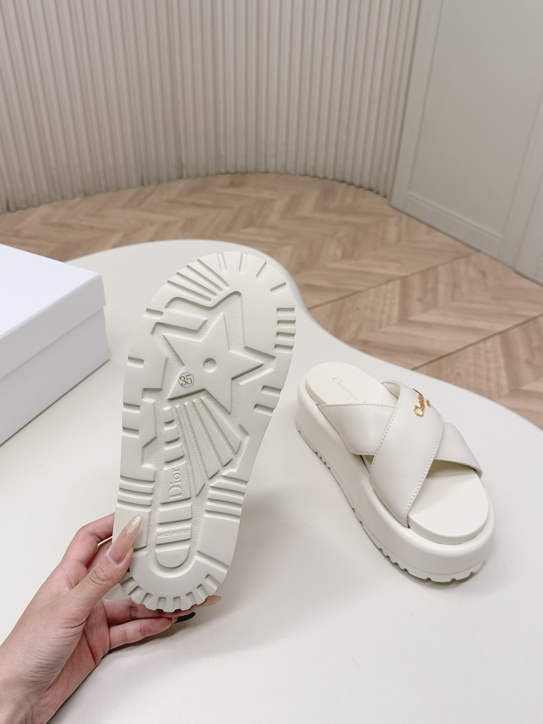 Dior Dior 迪奥2026春夏新款 一字带拖鞋凉鞋 简单大方‘低调奢华