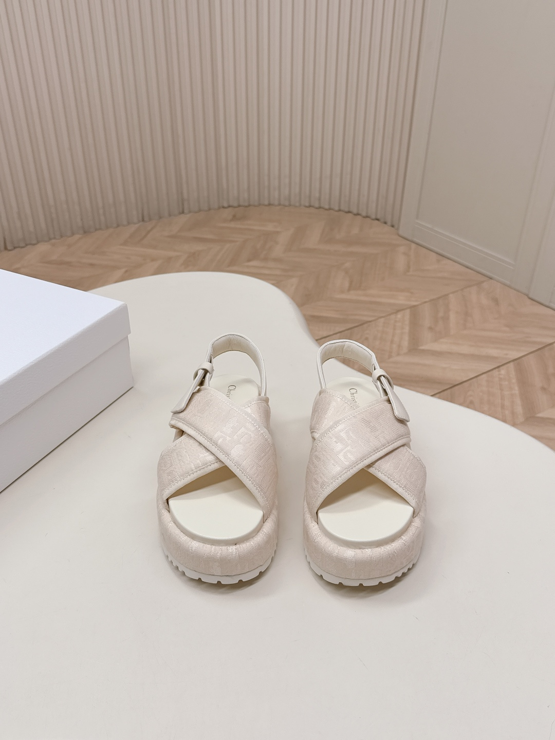 NO:749206,, Dior Dior's 2026 spring and summer new style slippers and sandals are simple and elegant, 'low-key luxury!  Equipped with eye-catching Chanristian Dior logo buckle #very high-end, comfortable to wear, good-looking and easy to match. Imported cowhide for the upper, water-dyed cowhide for the inside, original sole for the sole, size 35-41 (customized at 40.41), slippers and sandals, chanel, dior, dior, sandals, slippers, cowhide19860909,Dior 迪奥2026春夏新款 一字带拖鞋凉鞋 简单大方‘低调奢华！ 配上醒目的Chanristian Dior标志扣#非常高级 穿着舒适好看而且好搭配 鞋面进口牛皮 内里水染牛皮 鞋底原版鞋底 size35-41（40.41定制）,拖鞋凉鞋,chanel,dior,dior,sandals,slippers,cowhide,Women's Shoes