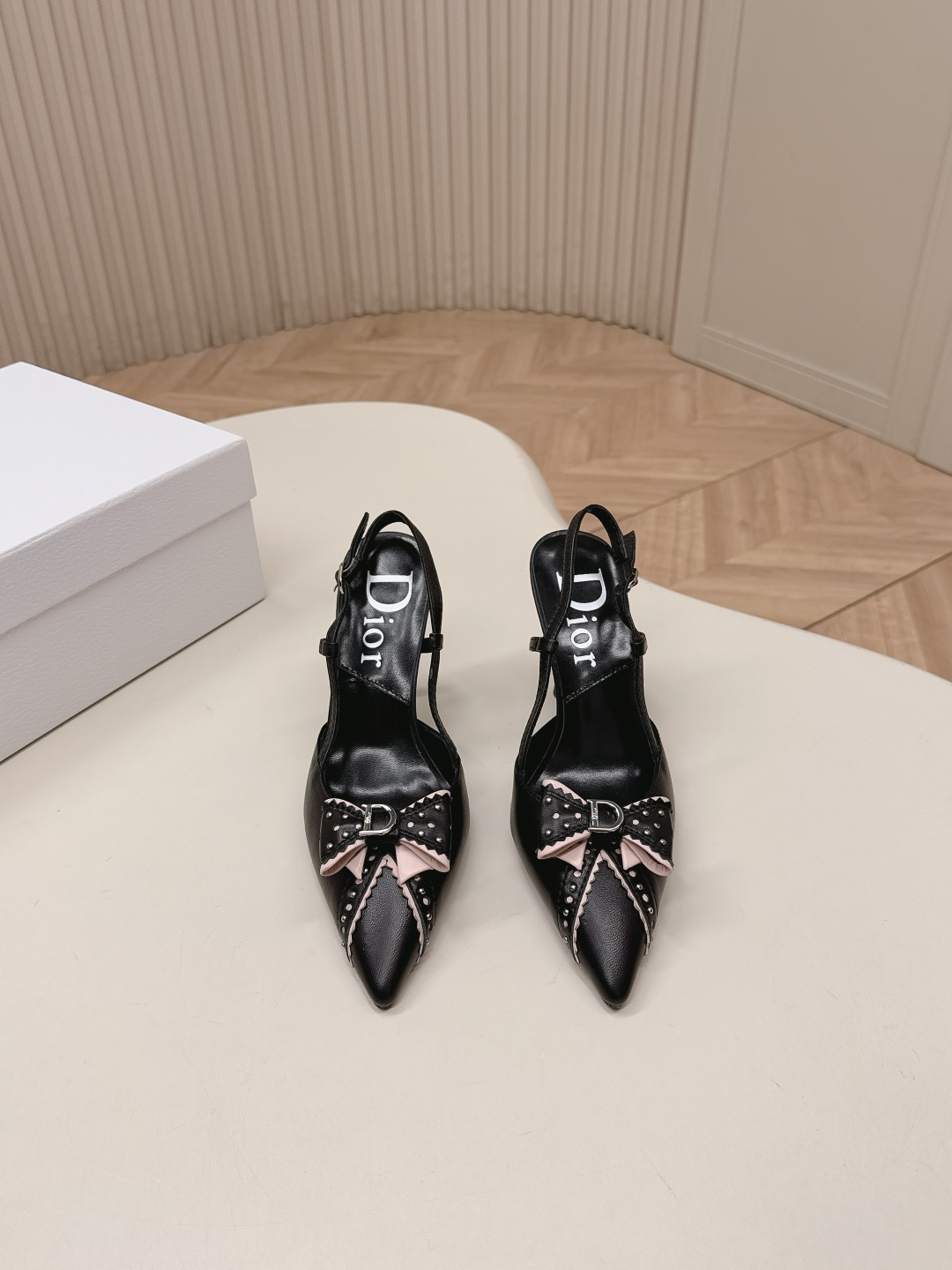 NO:747795,Dior Dior pirate series bow high-heeled sandals and slippers. The last shape is versatile for slim feet. The shape is three-dimensional and full, and the upper foot is comfortable. The original mold buckle hardware is very medieval and full of aura. The original bow design style is very retro and classic. Perfect details. Upper cowhide. Lining: sheepskin. Heel height 8cm. Outsole: Italian leather outsole. Size: 35-40.  Order 41.42, high heels and slippers, dior, dior, sandals, high heels, slippers, cowhide, sheepskin, Leather soles19860909出Dior 迪奥 海盗爷系列蝴蝶结高跟凉鞋拖鞋 楦型百搭瘦脚yyds.造型立体饱满 上脚舒适 原版模具饰扣五金,非常中古风、气场十足,原版蝴蝶结设计风格非常复古经典 细节完美  鞋面牛皮 内里: 羊皮 跟高8cm 大底:意大利真皮大底 Size: 35-40 41.42订,高跟鞋拖鞋,dior,dior,sandals,high heels,slippers,cowhide,sheepskin,Leather soles,Women's Shoes