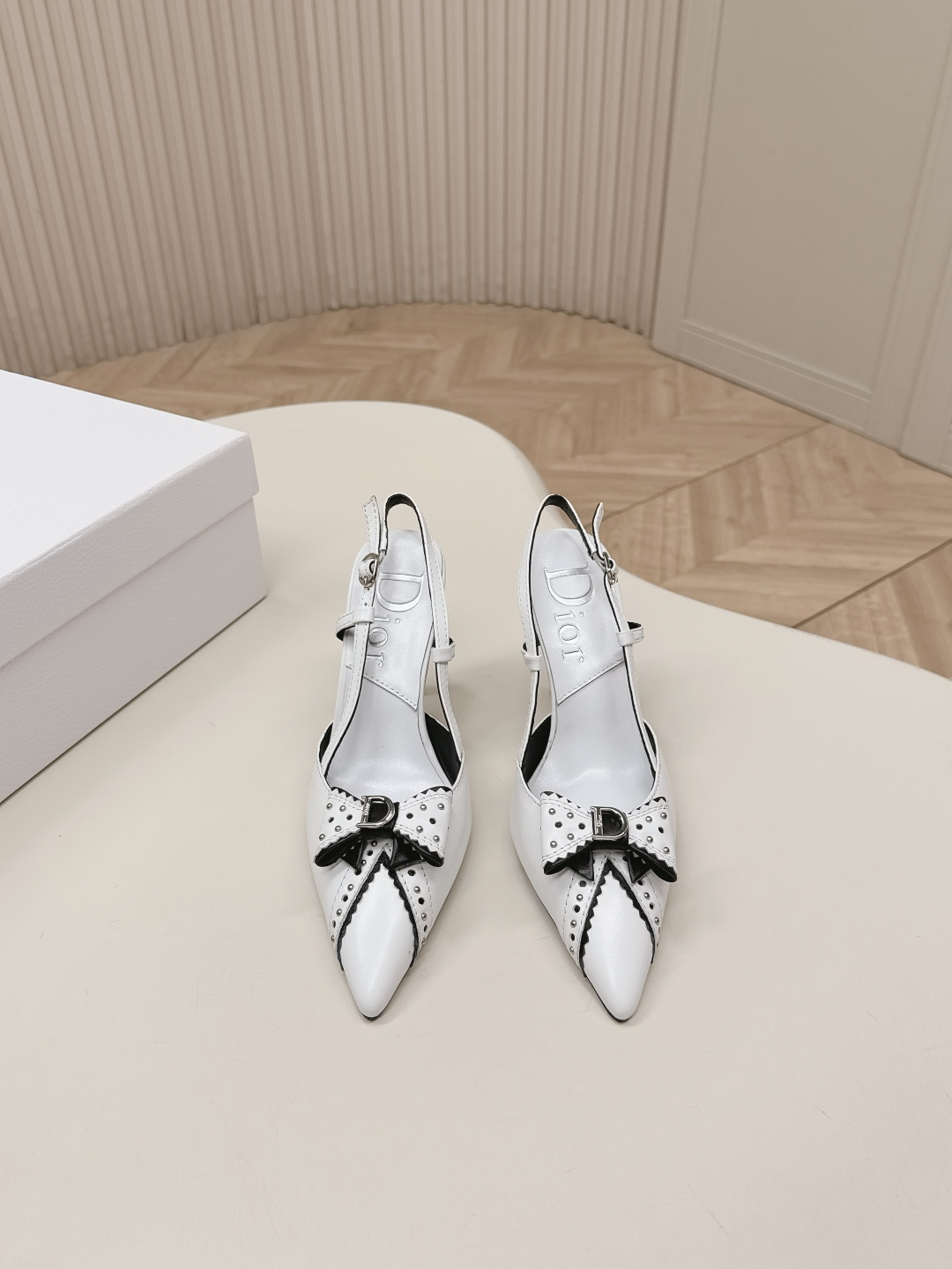 NO:749200,, Dior Pirate Lord series bow high-heeled sandals and slippers. The last shape is versatile for slim feet. The shape is three-dimensional and full, and the upper foot is comfortable. The original mold buckle hardware is very medieval and full of aura. The original bow design style is very retro and classic. Perfect details. Customized cowhide for the upper. Customized sheepskin for the lining. Heel height 8cm. Italian genuine leather outsole.  Size35-40 (41.42 customized, non-returnable), slippers and sandals, dior, dior, sandals, slippers, cowhide, sheepskin, Leather soles19860909,Dior 迪奥 海盗爷系列蝴蝶结高跟凉鞋拖鞋 楦型百搭瘦脚yyds.造型立体饱满 上脚舒适 原版模具饰扣五金,非常中古风、气场十足,原版蝴蝶结设计风格非常复古经典 细节完美  鞋面定制牛皮 内里定制羊皮 跟高8cm 大底意大利真皮大底 Size35-40（41.42定制不退换）,拖鞋凉鞋,dior,dior,sandals,slippers,cowhide,sheepskin,Leather soles,Women's Shoes