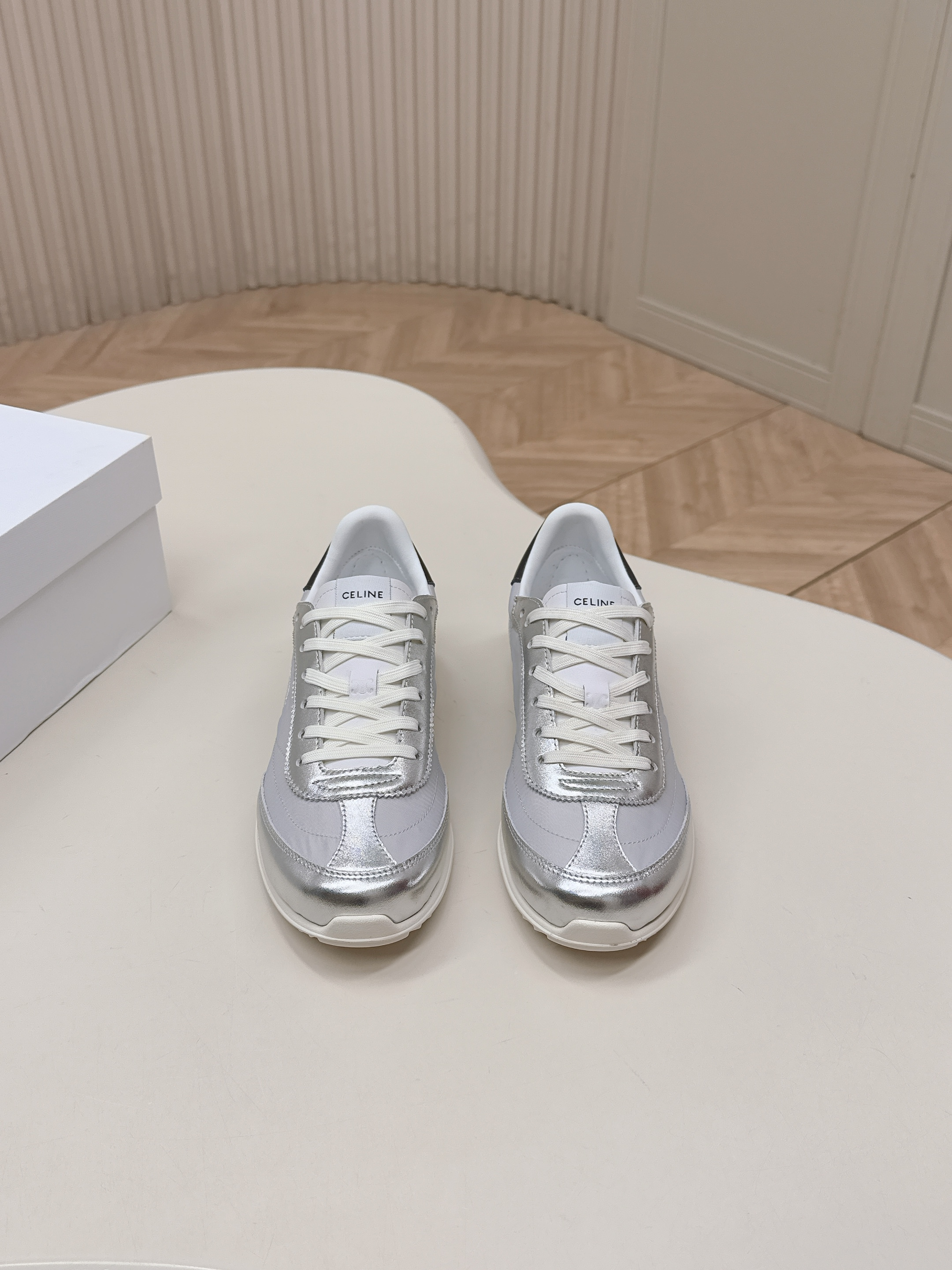 NO:747770,From Celine Celine 26 latest Arc de Triomphe moral training shoes Forrest Gump shoes casual sports shoes This is a pair of shoes full of street feeling, continuing the classic design is very good. This shoe has its own unique design, slim and original, unique, light and very comfortable on the foot. A must-have and versatile model for all seasons. The upper is cowhide and rain cloth. The lining is breathable sheepskin. The lining is original outsole.  size35-40,casual shoes/sports shoes,celine,celine,sneakers,sheepskin19860909出 Celine 赛琳 26最新 凯旋门德训鞋阿甘鞋休闲 运动鞋 这是充满街头感的一双鞋子,延续经典设计非常赞 这款鞋有它自己独特的设计,显瘦独出心裁,别具一格,上脚轻便十分舒适 四季必备百搭款 鞋面牛绒拼雨水布 内里透气羊皮内里 原版大底 size35-40,休闲鞋/运动鞋,celine,celine,sneakers,sheepskin,Women's Shoes