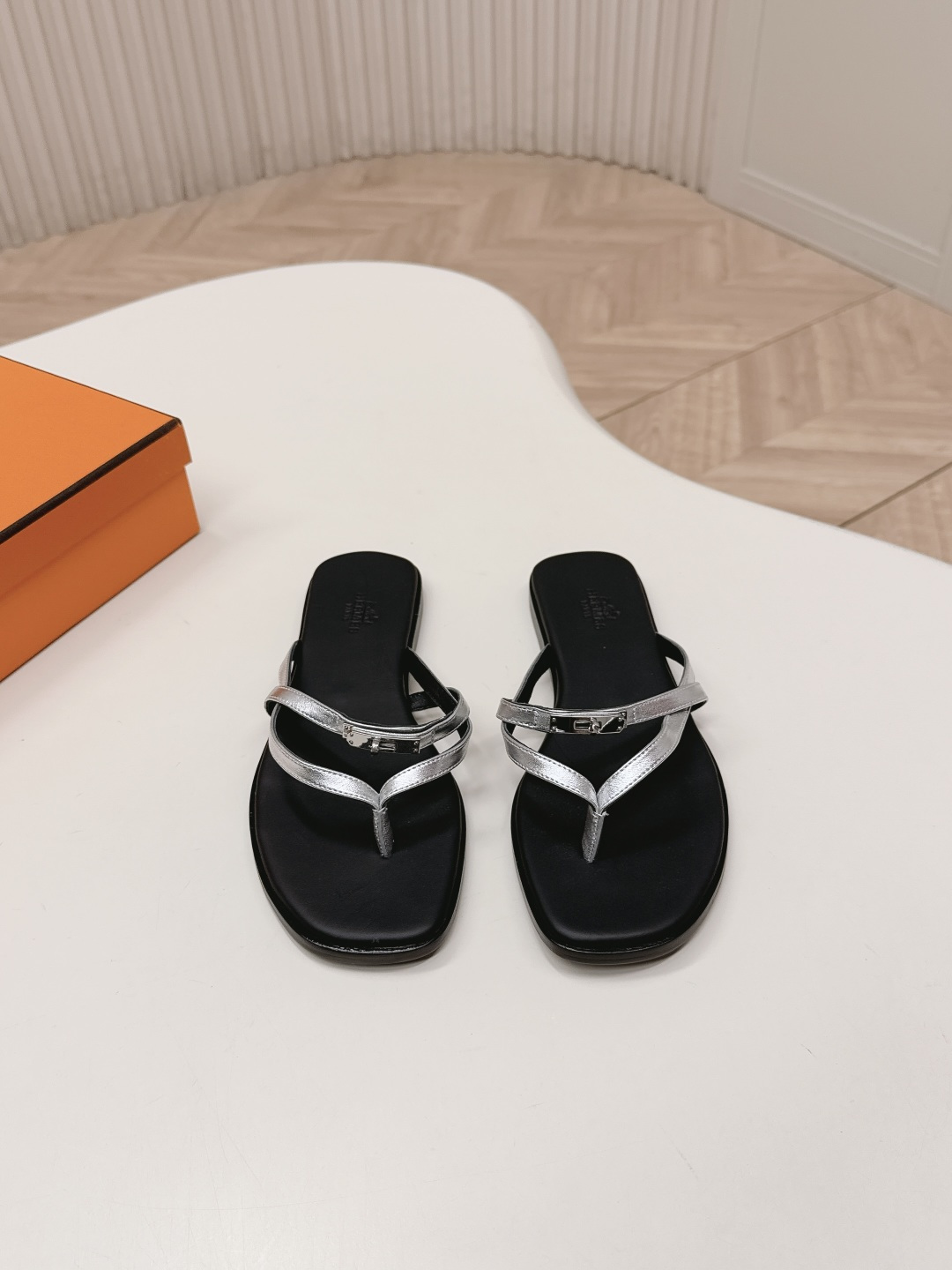 NO:747778,Top version from Hermes 26 new spring and summer krlly buckle flip-flops sandals Original purchase, development, production, classic shoe type This shoe is the finishing touch in your wardrobe, fully demonstrating the classic Hermès style. Fabric cowhide, foot pads cowhide lining, sole original Italian genuine leather outsole, bottom thickness 1CM Size: women's 35-40 /41 order  Original packaging plus airplane box, split-toe shoes, hermes, hermes, sandals, slippers, cowhide, Leather soles19860909顶版 出 Hermes爱马仕 26春夏新款 krlly扣人字拖鞋 凉鞋 原版购入开发 做货 经典鞋型 此鞋款是您衣橱中的点睛单品,充分展现爱马仕经典风格 面料牛皮 垫脚牛皮里 鞋底原版意大利真皮大底 底厚1CM Size:女款35-40 /41订 原版包装加飞机盒,分趾鞋,hermes,hermes,sandals,slippers,cowhide,Leather soles,Women's Shoes