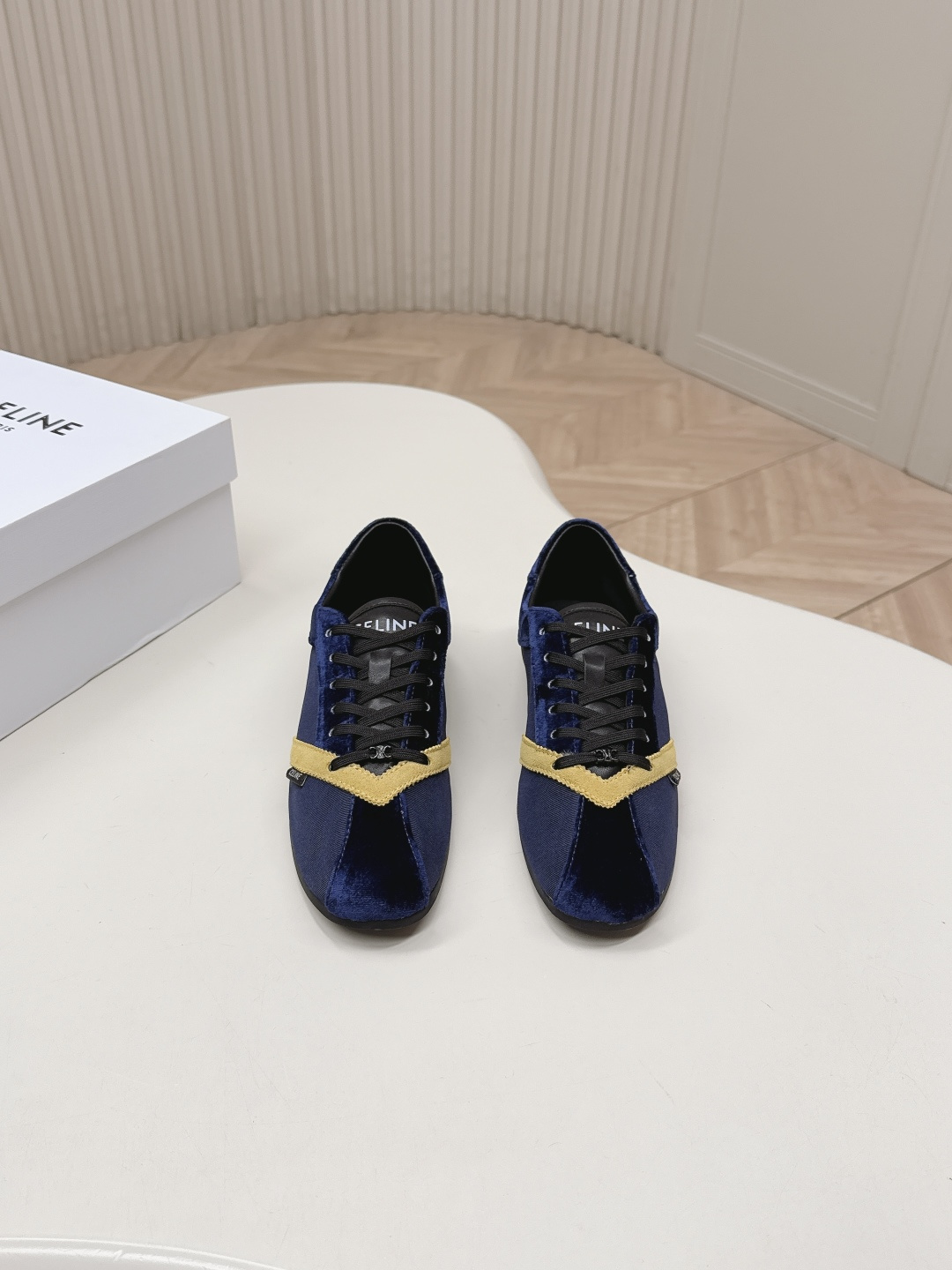 NO:747774,From Celine Celine 26 latest Dexun shoes Forrest shoes casual sports shoes This is a pair of shoes full of street feeling, continuing the classic design is very good. This shoe has its own unique design, slim and original, unique, light and very comfortable on the feet. A must-have and versatile model for all seasons. Upper cowl and corduroy and striped cloth. Breathable sheepskin lining on the inside. Original outsole.  size35-40,casual shoes/sports shoes,celine,celine,sneakers,sheepskin19860909出 Celine 赛琳 26最新 德训鞋阿甘鞋休闲 运动鞋 这是充满街头感的一双鞋子,延续经典设计非常赞 这款鞋有它自己独特的设计,显瘦独出心裁,别具一格,上脚轻便十分舒适 四季必备百搭款 鞋面牛绒拼灯芯绒拼条纹布 内里透气羊皮内里 原版大底 size35-40,休闲鞋/运动鞋,celine,celine,sneakers,sheepskin,Women's Shoes