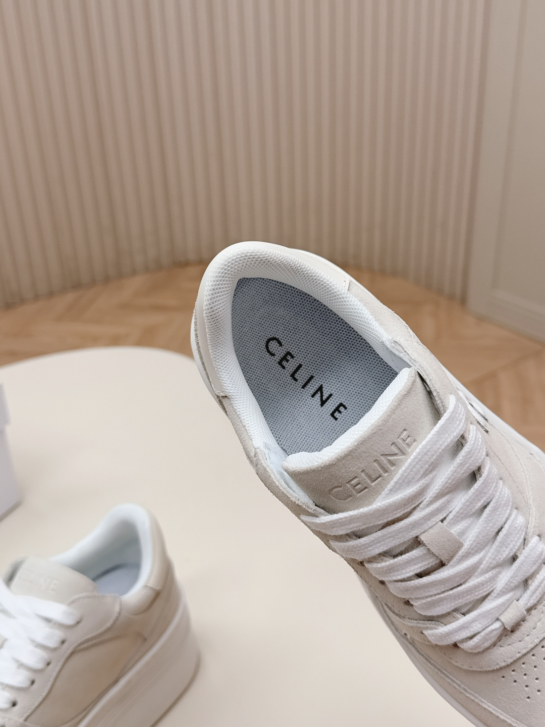 Celine Celine思琳休闲鞋运动鞋 板鞋 小白鞋 充满街头感的一双鞋子 延续 设计非常赞 这款鞋有它自己独特的设计