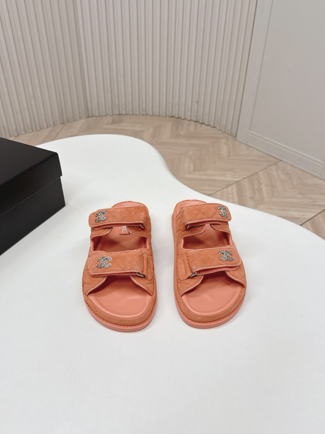 NO:788586,Slippers, sandals money, high version!  2026 new colors!  CHANEL Chanel 2026 new sandals and slippers series, classic series, every style is great, rhombus platform sandals, slippers, elegant and noble, comfortable and versatile, upper sheepskin/cloth, foot pads, custom sheepskin, sole rubber outsole, size 35-40, slippers, sandals, chanel, chanel, sandals, slippers, sheepskin19860909拖鞋、凉鞋钱,高版本！ 2026新色系！ CHANEL 香奈儿 2026新款凉鞋拖鞋系列 经典系列 每个款式都很赞 菱格松糕底沙滩凉鞋 拖鞋 优雅高贵 舒适百搭 鞋面羊皮/布面 垫脚定制羊皮 鞋底橡胶大底 码数35-40,拖鞋凉鞋,chanel,chanel,sandals,slippers,sheepskin,Women's Shoes