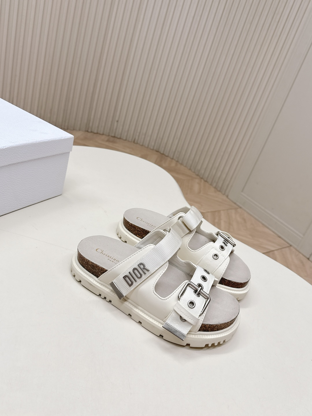 Dior 拖鞋 2026 升级版 Dior迪奥 最新魔术贴凉鞋拖鞋系列 高版本 超耐看超百搭款 上脚非常舒适 显瘦又显白 鞋面 定制鞋面