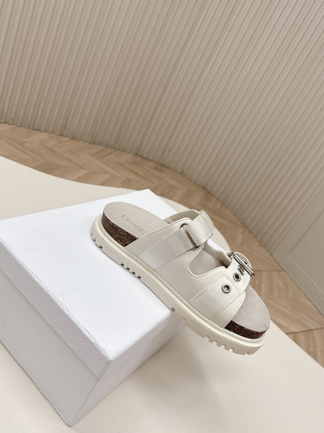 Dior 拖鞋 2026 升级版 Dior迪奥 最新魔术贴凉鞋拖鞋系列 高版本 超耐看超百搭款 上脚非常舒适 显瘦又显白 鞋面 定制鞋面