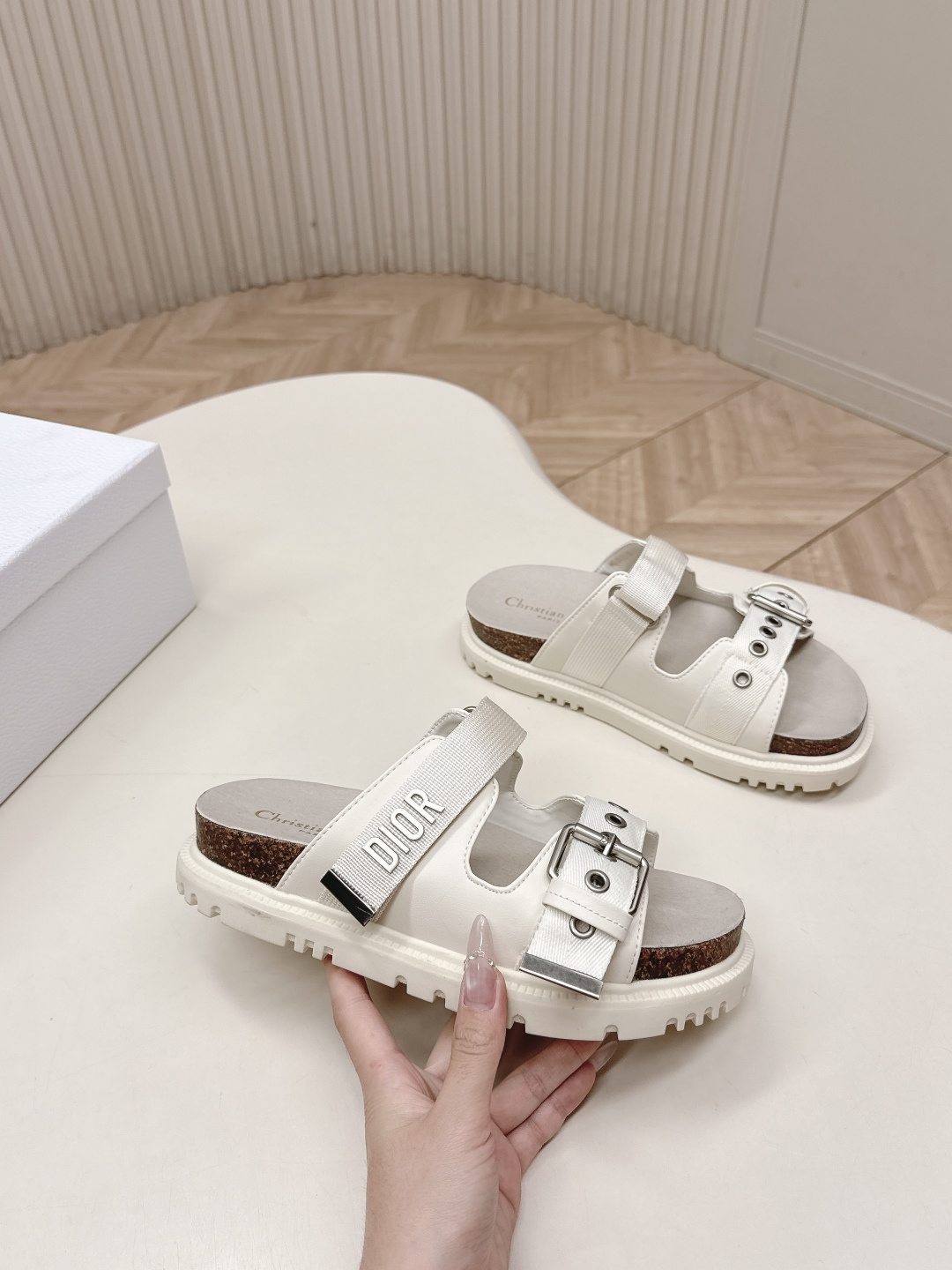 Dior 拖鞋 2026 升级版 Dior迪奥 最新魔术贴凉鞋拖鞋系列 高版本 超耐看超百搭款 上脚非常舒适 显瘦又显白 鞋面 定制鞋面