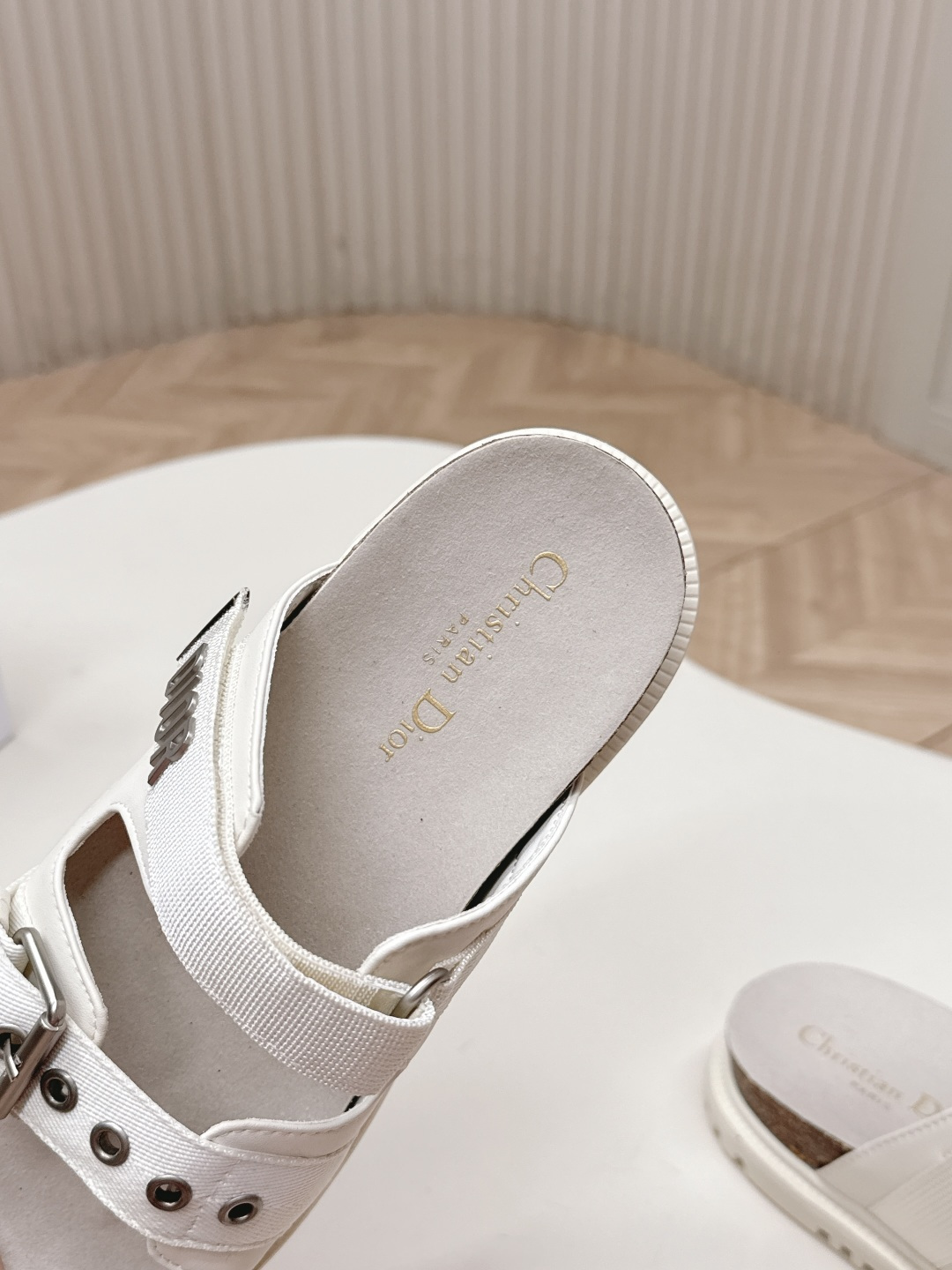 Dior 拖鞋 2026 升级版 Dior迪奥 最新魔术贴凉鞋拖鞋系列 高版本 超耐看超百搭款 上脚非常舒适 显瘦又显白 鞋面 定制鞋面