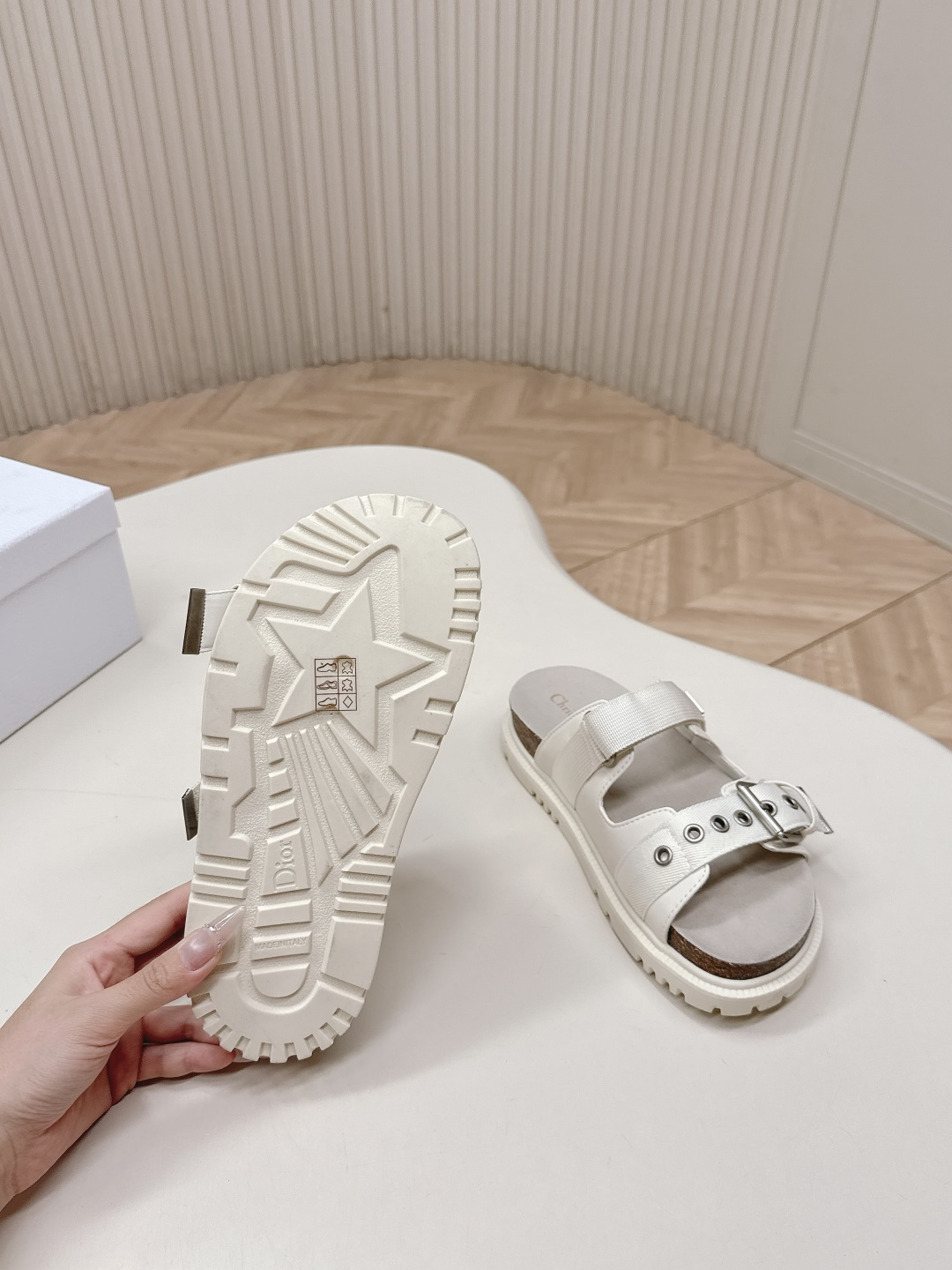 Dior 拖鞋 2026 升级版 Dior迪奥 最新魔术贴凉鞋拖鞋系列 高版本 超耐看超百搭款 上脚非常舒适 显瘦又显白 鞋面 定制鞋面
