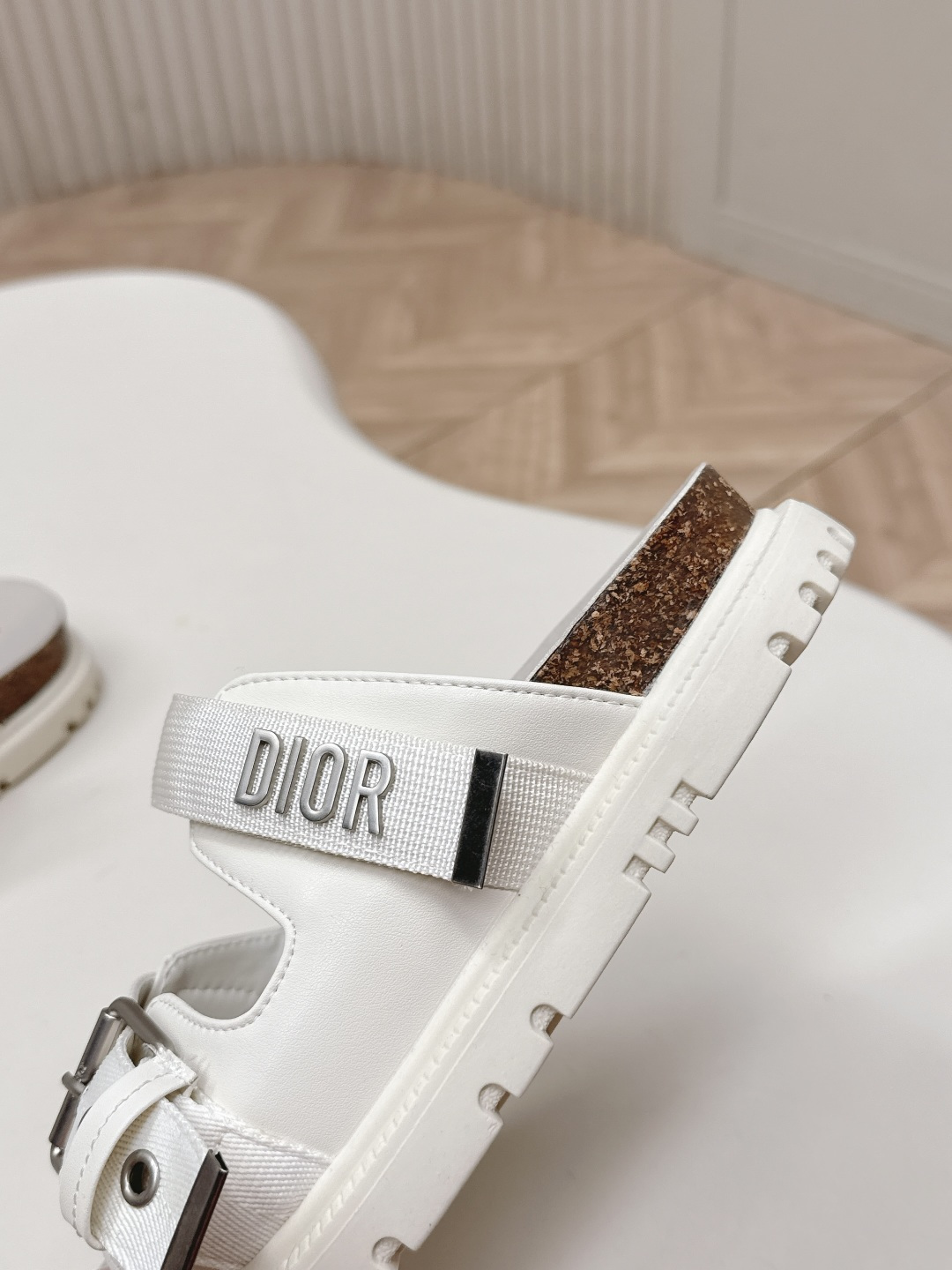 Dior 拖鞋 2026 升级版 Dior迪奥 最新魔术贴凉鞋拖鞋系列 高版本 超耐看超百搭款 上脚非常舒适 显瘦又显白 鞋面 定制鞋面