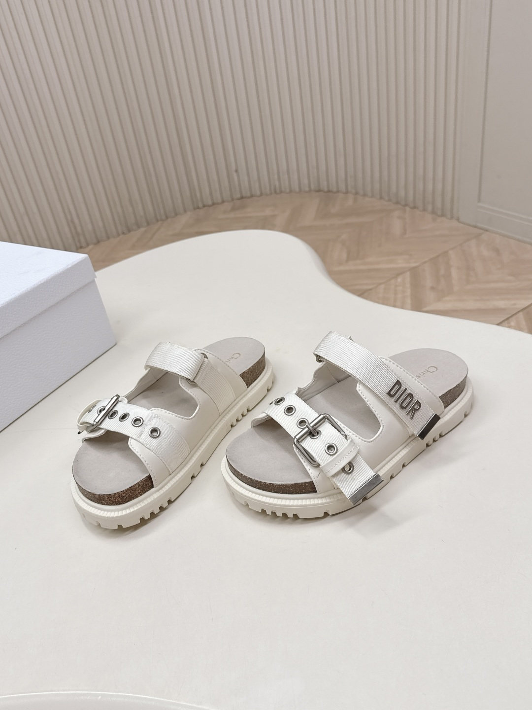 Dior 拖鞋 2026 升级版 Dior迪奥 最新魔术贴凉鞋拖鞋系列 高版本 超耐看超百搭款 上脚非常舒适 显瘦又显白 鞋面 定制鞋面