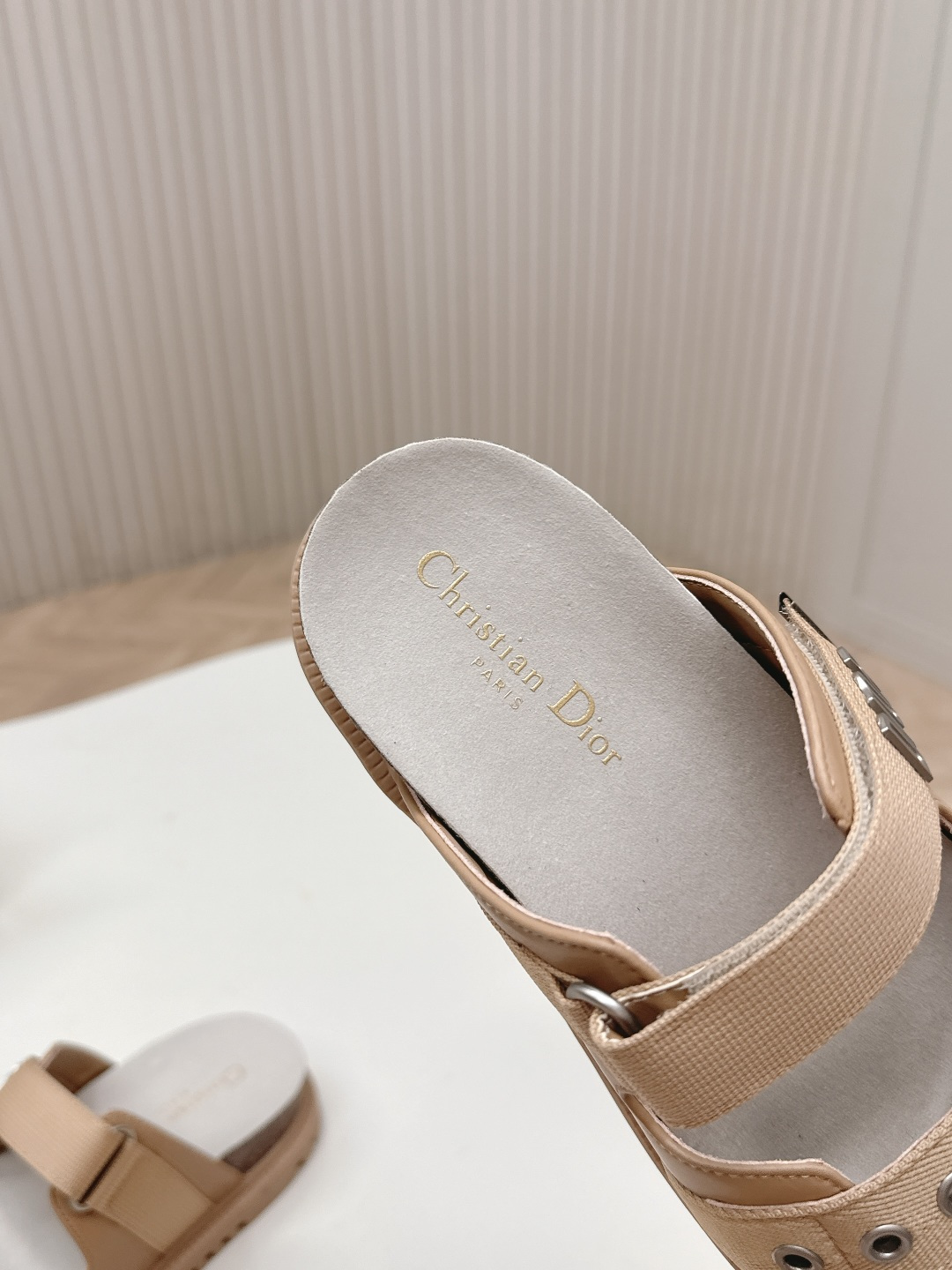 Dior 拖鞋 2026 升级版 Dior迪奥 最新魔术贴凉鞋拖鞋系列 高版本 超耐看超百搭款 上脚非常舒适 显瘦又显白 鞋面 定制鞋面