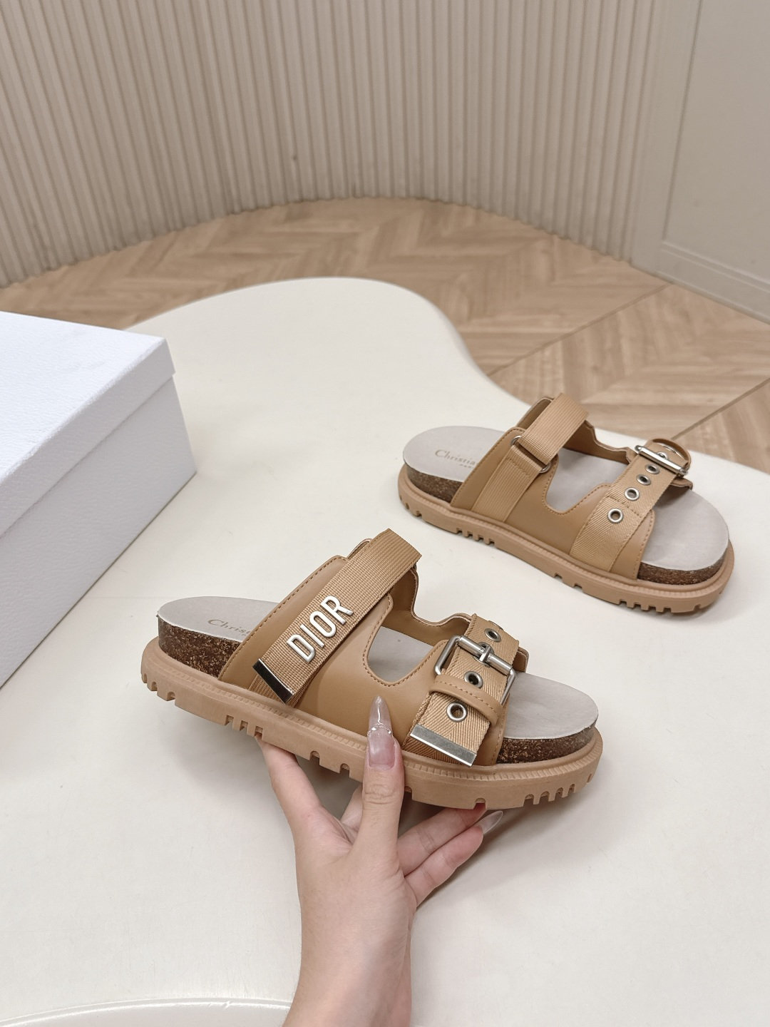 Dior 拖鞋 2026 升级版 Dior迪奥 最新魔术贴凉鞋拖鞋系列 高版本 超耐看超百搭款 上脚非常舒适 显瘦又显白 鞋面 定制鞋面