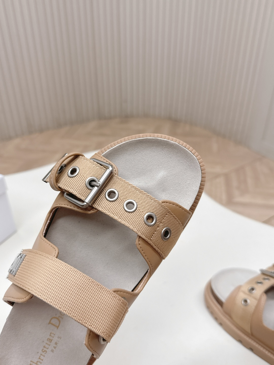 Dior 拖鞋 2026 升级版 Dior迪奥 最新魔术贴凉鞋拖鞋系列 高版本 超耐看超百搭款 上脚非常舒适 显瘦又显白 鞋面 定制鞋面