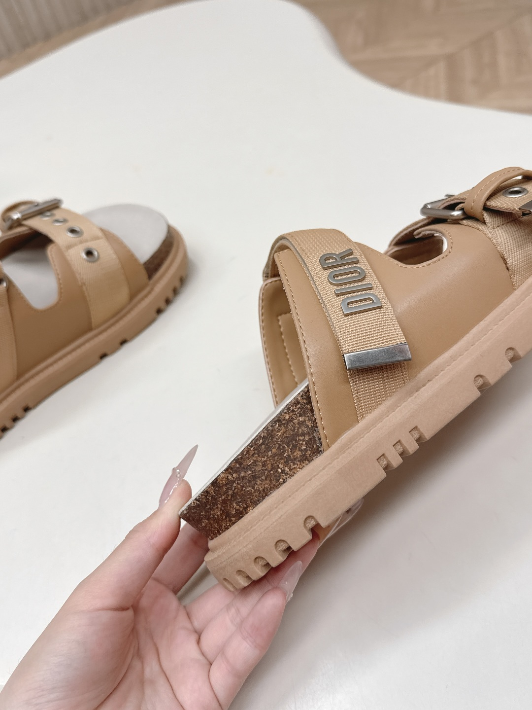 Dior 拖鞋 2026 升级版 Dior迪奥 最新魔术贴凉鞋拖鞋系列 高版本 超耐看超百搭款 上脚非常舒适 显瘦又显白 鞋面 定制鞋面