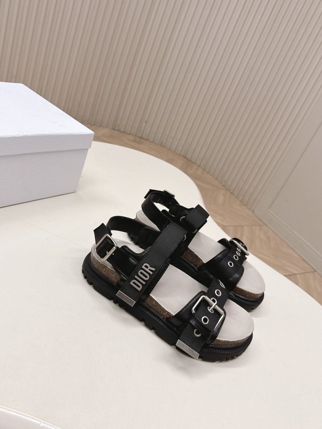 Dior 凉鞋+拖鞋 2026 升级版 Dior迪奥 最新魔术贴凉鞋拖鞋系列 高版本 超耐看超百搭款 上脚非常舒适 显瘦又显白 鞋面 定制鞋面