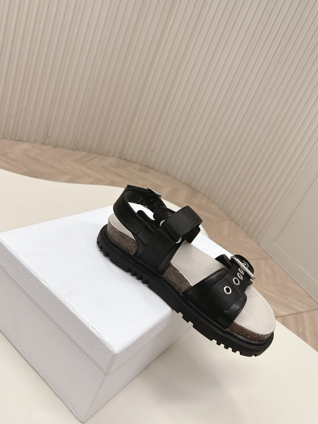 Dior 凉鞋+拖鞋 2026 升级版 Dior迪奥 最新魔术贴凉鞋拖鞋系列 高版本 超耐看超百搭款 上脚非常舒适 显瘦又显白 鞋面 定制鞋面