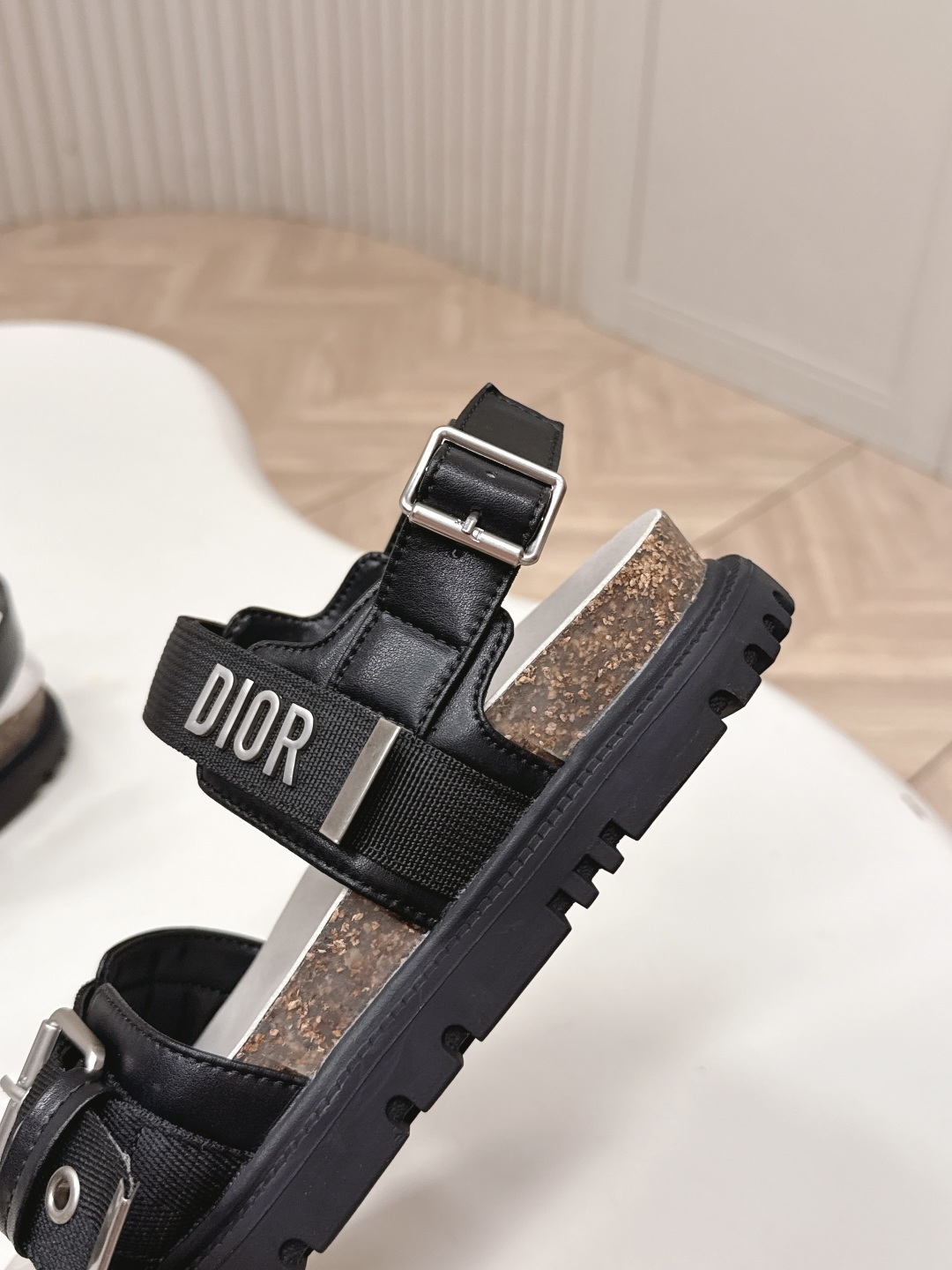 Dior 凉鞋+拖鞋 2026 升级版 Dior迪奥 最新魔术贴凉鞋拖鞋系列 高版本 超耐看超百搭款 上脚非常舒适 显瘦又显白 鞋面 定制鞋面
