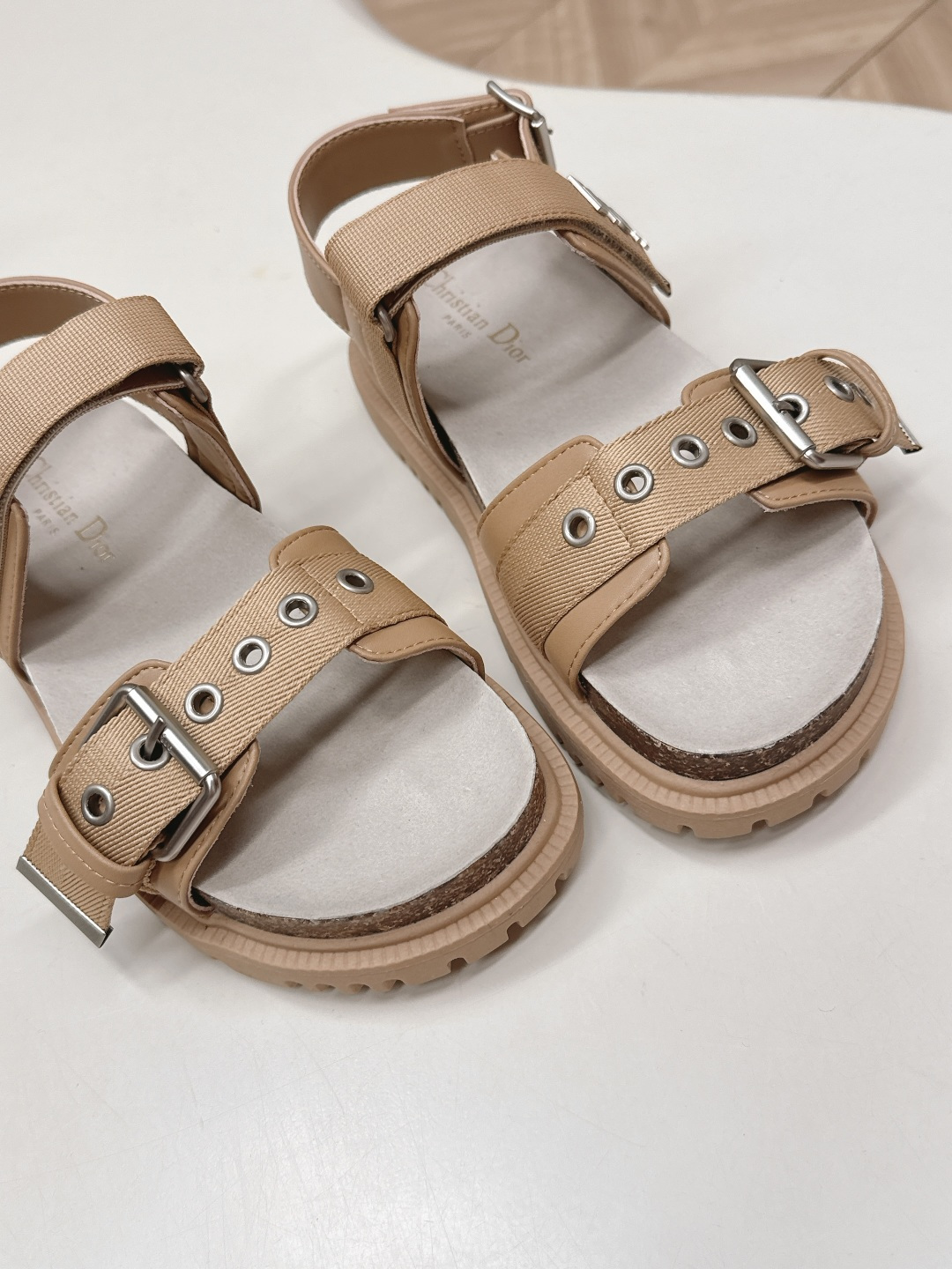 Dior 凉鞋+拖鞋 2026 升级版 Dior迪奥 最新魔术贴凉鞋拖鞋系列 高版本 超耐看超百搭款 上脚非常舒适 显瘦又显白 鞋面 定制鞋面