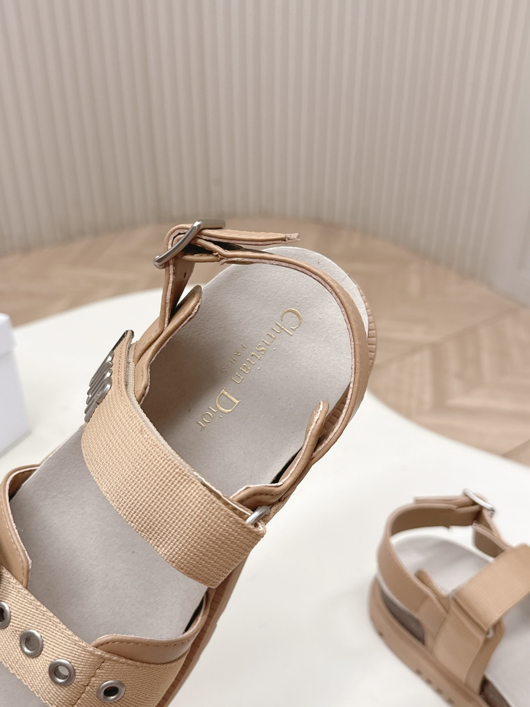 Dior 凉鞋+拖鞋 2026 升级版 Dior迪奥 最新魔术贴凉鞋拖鞋系列 高版本 超耐看超百搭款 上脚非常舒适 显瘦又显白 鞋面 定制鞋面