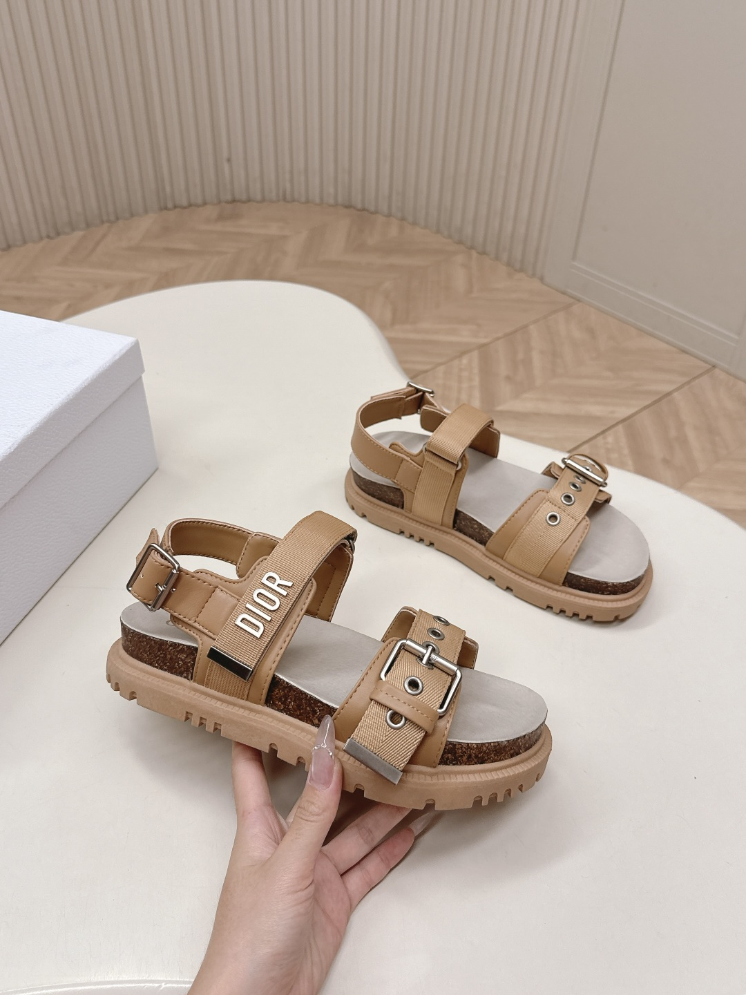 Dior 凉鞋+拖鞋 2026 升级版 Dior迪奥 最新魔术贴凉鞋拖鞋系列 高版本 超耐看超百搭款 上脚非常舒适 显瘦又显白 鞋面 定制鞋面