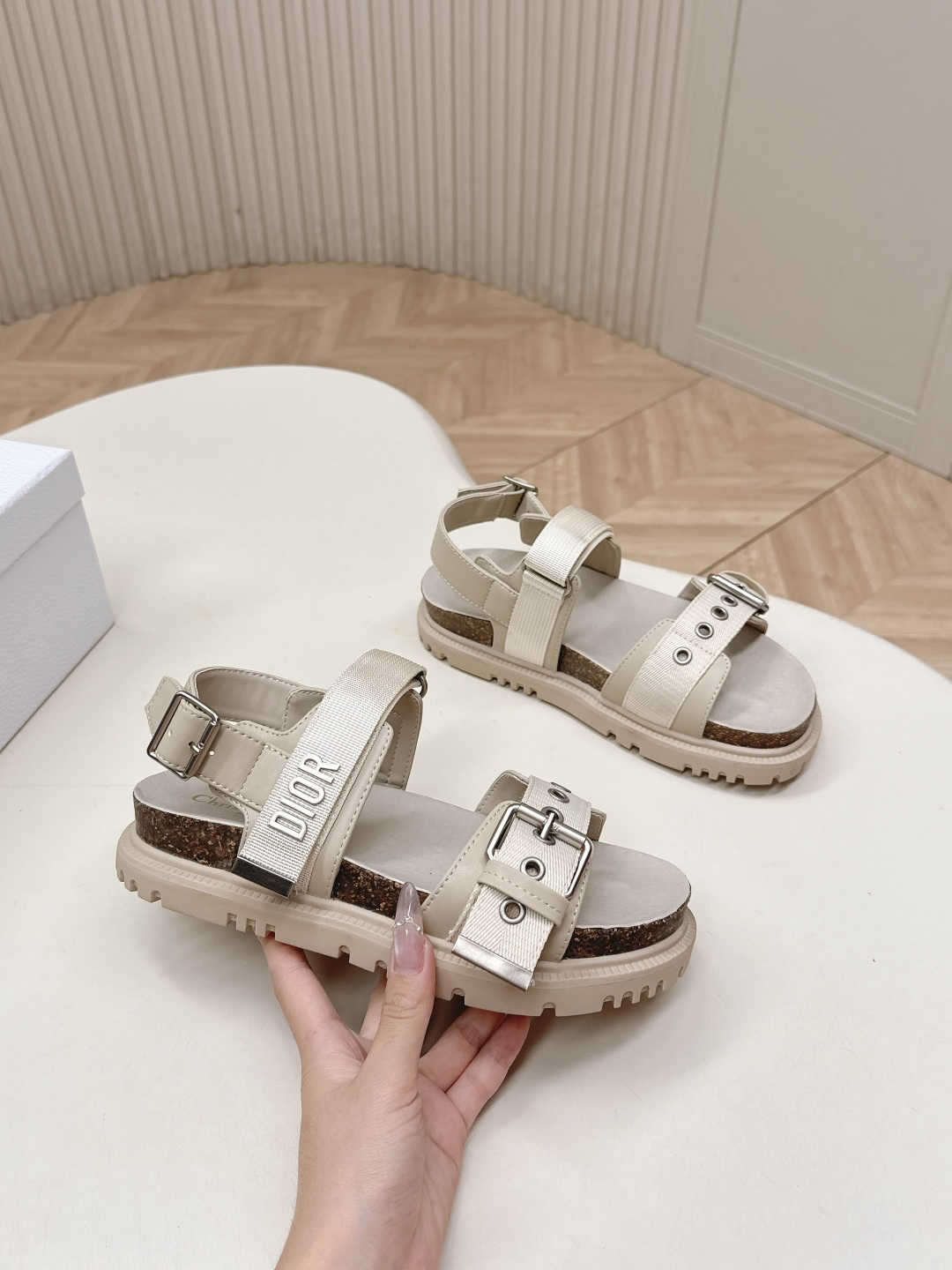 Dior 凉鞋+拖鞋 2026 升级版 Dior迪奥 最新魔术贴凉鞋拖鞋系列 高版本 超耐看超百搭款 上脚非常舒适 显瘦又显白 鞋面 定制鞋面