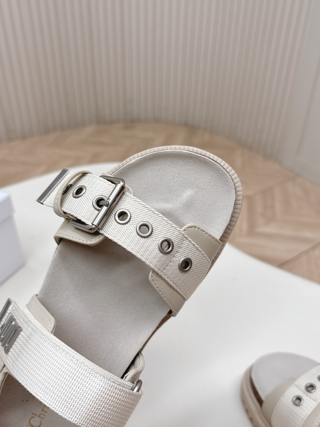 Dior 凉鞋+拖鞋 2026 升级版 Dior迪奥 最新魔术贴凉鞋拖鞋系列 高版本 超耐看超百搭款 上脚非常舒适 显瘦又显白 鞋面 定制鞋面