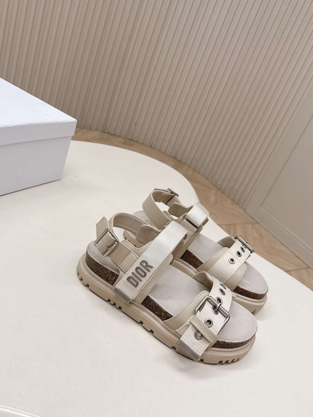 Dior 凉鞋+拖鞋 2026 升级版 Dior迪奥 最新魔术贴凉鞋拖鞋系列 高版本 超耐看超百搭款 上脚非常舒适 显瘦又显白 鞋面 定制鞋面