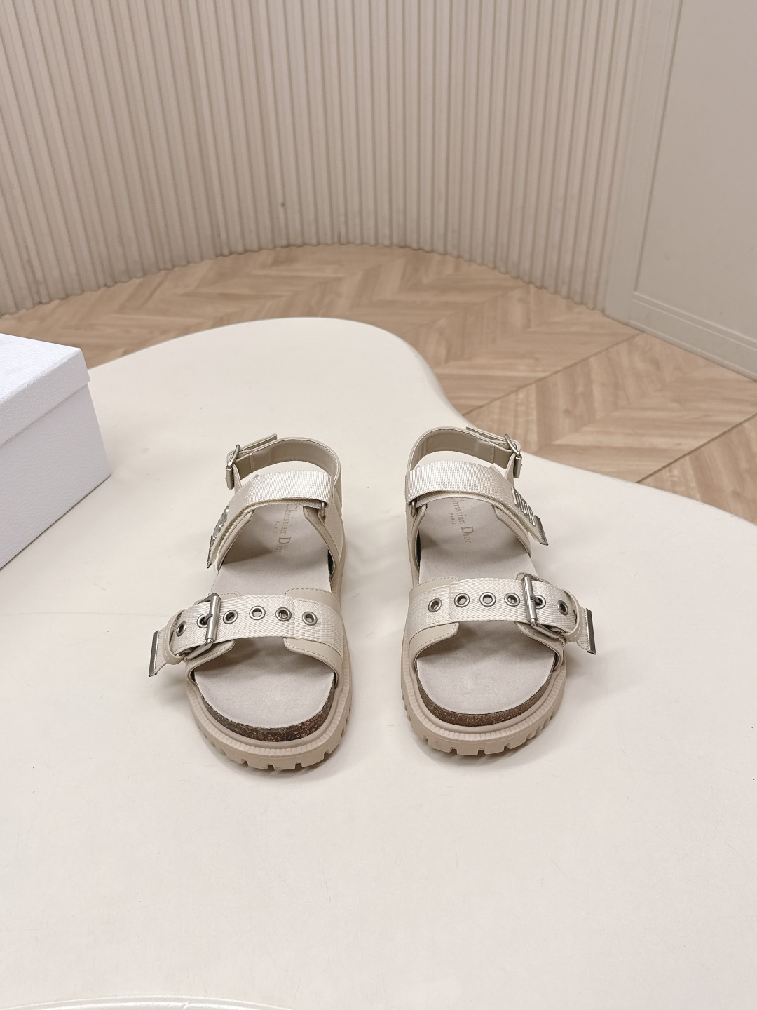 Dior 凉鞋+拖鞋 2026 升级版 Dior迪奥 最新魔术贴凉鞋拖鞋系列 高版本 超耐看超百搭款 上脚非常舒适 显瘦又显白 鞋面 定制鞋面