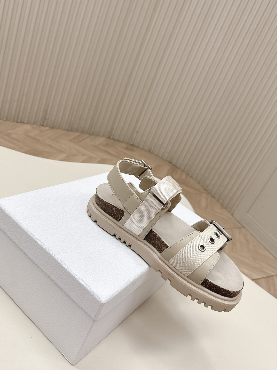 Dior 凉鞋+拖鞋 2026 升级版 Dior迪奥 最新魔术贴凉鞋拖鞋系列 高版本 超耐看超百搭款 上脚非常舒适 显瘦又显白 鞋面 定制鞋面