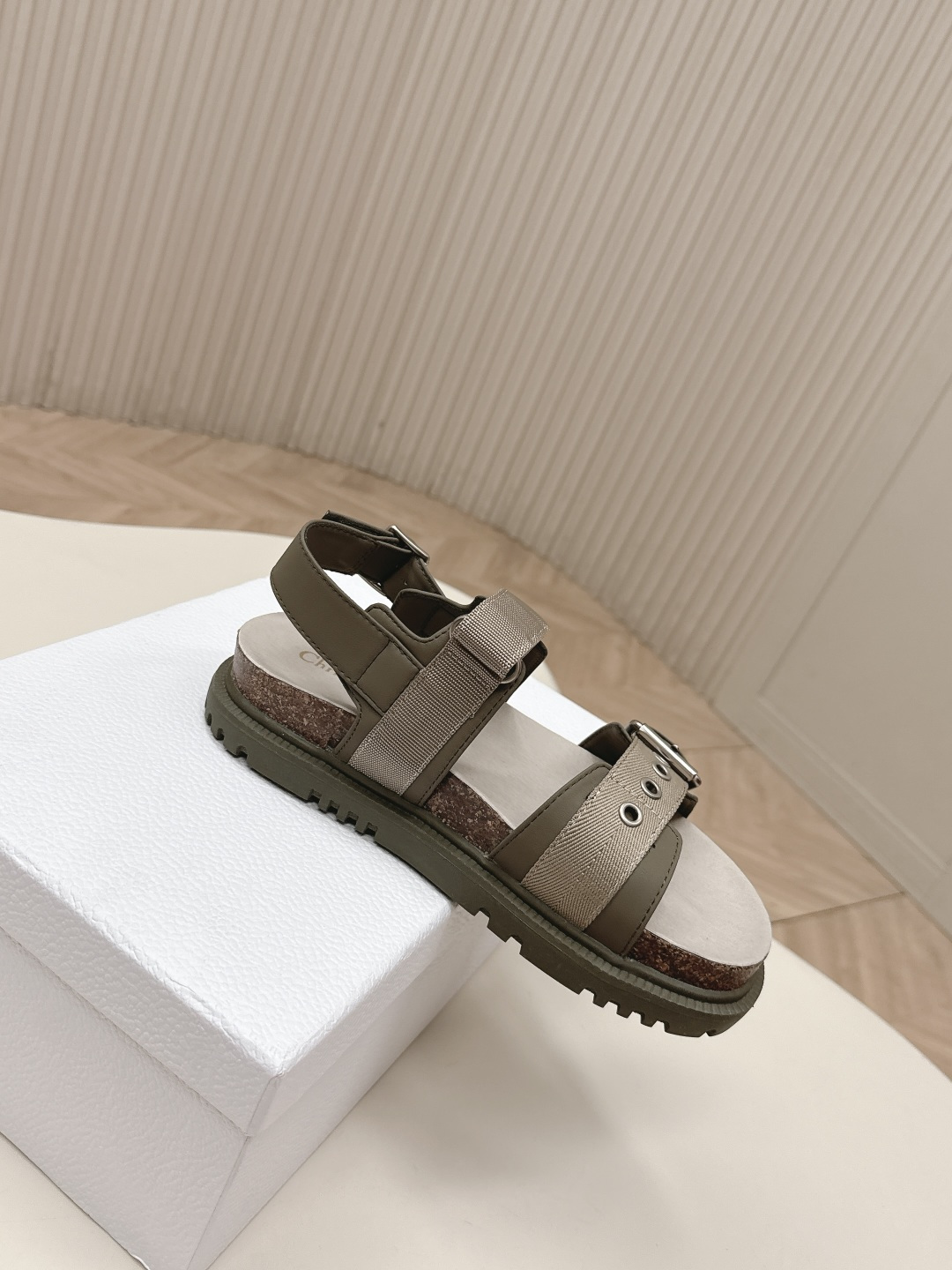 Dior 凉鞋+拖鞋 2026 升级版 Dior迪奥 最新魔术贴凉鞋拖鞋系列 高版本 超耐看超百搭款 上脚非常舒适 显瘦又显白 鞋面 定制鞋面