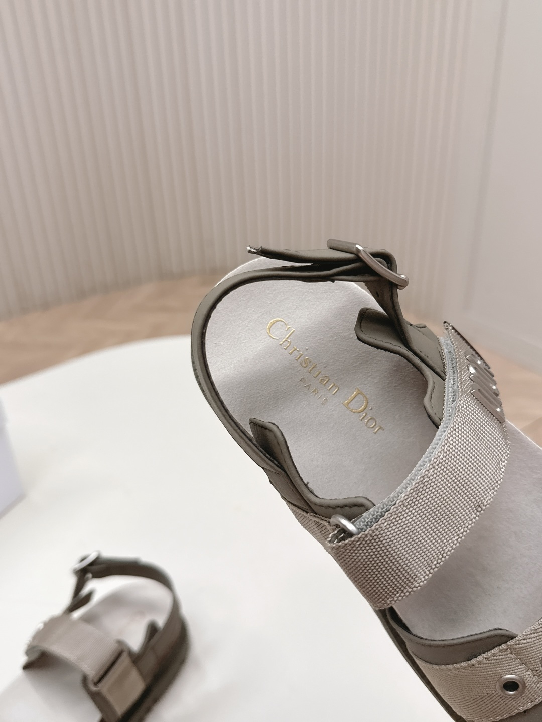 Dior 凉鞋+拖鞋 2026 升级版 Dior迪奥 最新魔术贴凉鞋拖鞋系列 高版本 超耐看超百搭款 上脚非常舒适 显瘦又显白 鞋面 定制鞋面